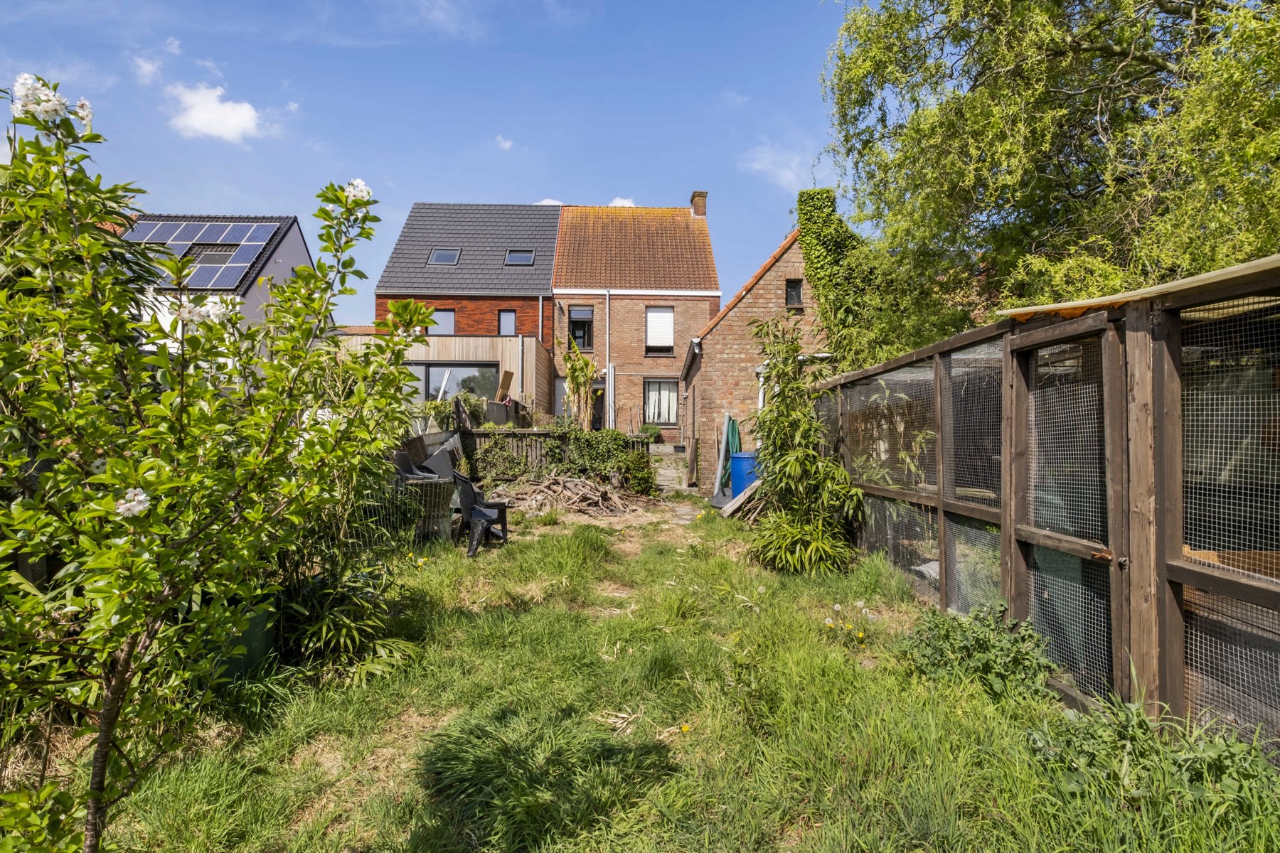 Gezinswoning met drie kamers en zongerichte tuin te Gistel. foto 3