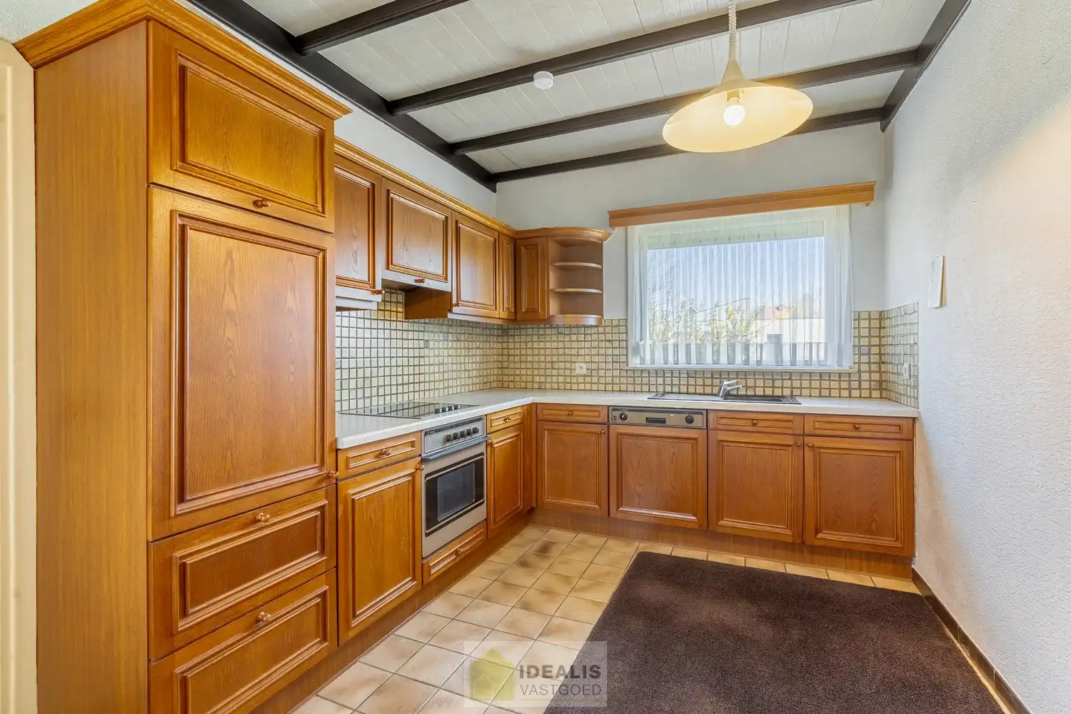 IDEALIS VASTGOED - Aangename vrijstaande woning op toplocatie te Boseind, Pelt. Deze woning omvat maar liefst +-149m² netto bewoonbare oppervlakte op een perceel van 6a 35ca met een ruime woonkamer met aansluitend uitgeruste keuken, maar liefst 3 slaapkamers of 2 slaapkamers met ruime dressing, badkamer, wasplaats, veranda en zeer ruime garage vlakbij de dorpskern van Boseind, Pelt! Uiterst geschikt voor kandidaten op zoek naar een naar eigen wens te renoveren betaalbare woning. foto 8