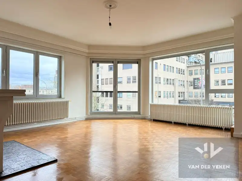 Centraal gelegen 2 slaapkamer appartement foto 2