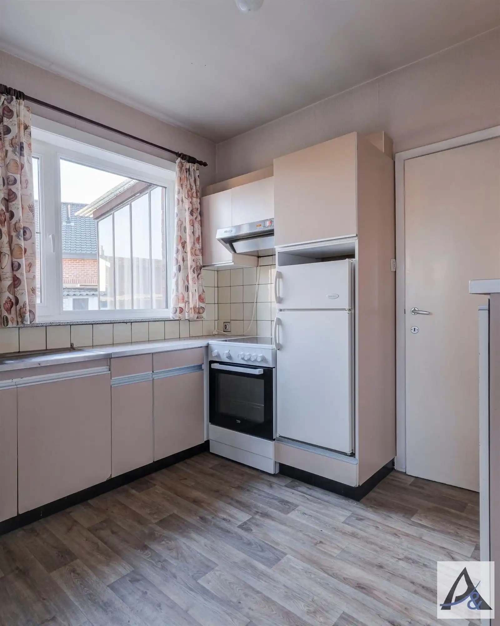 Te renoveren woning met potentieel in rustige buurt foto 11