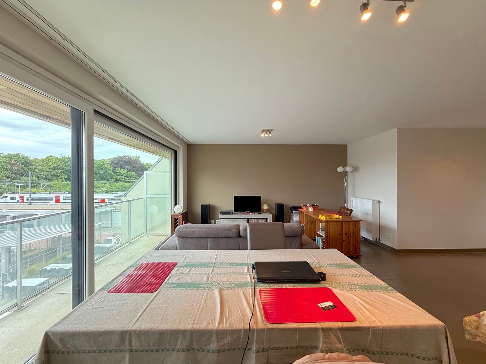 Instapklaar appartement met 2 slaapkamers en terras foto 6