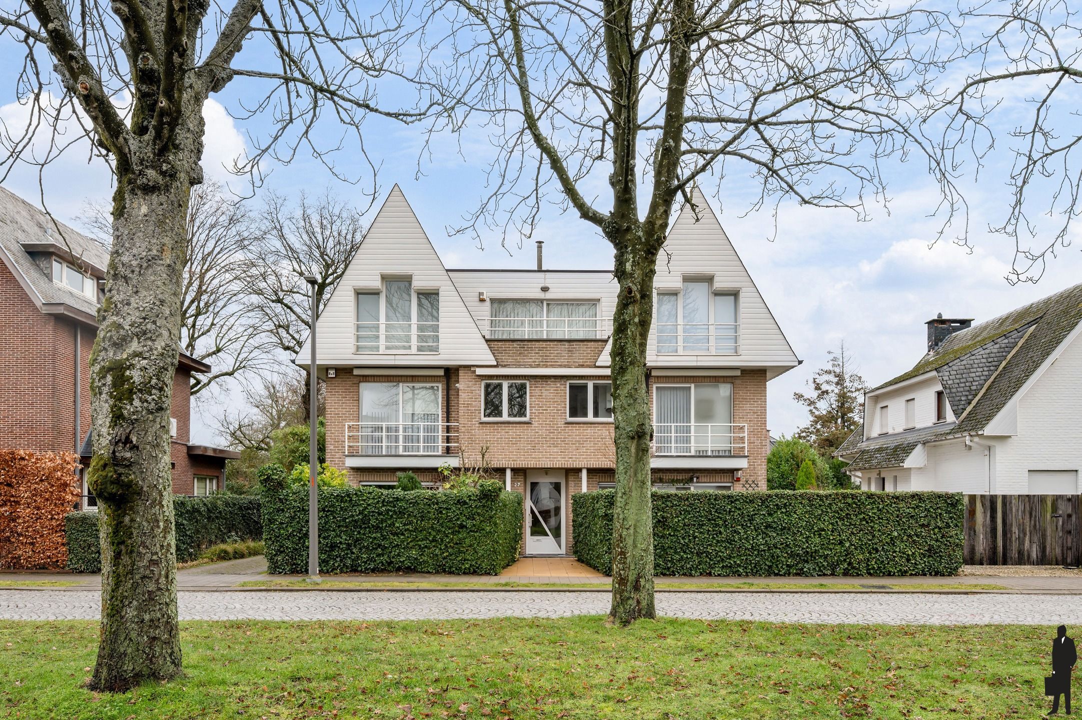 Ruim villa-appartement met 4 slaapkamers & garage foto {{pictureIndex}}