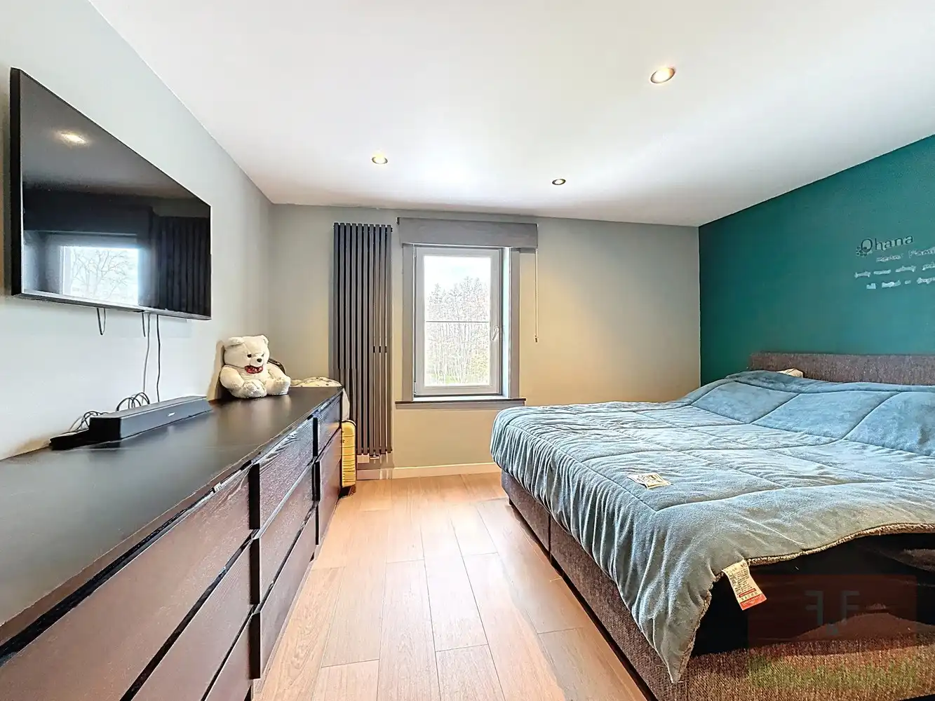 Instapklare hedendaagse gezinswoning met garage, opslagruimte en grote tuin foto 19