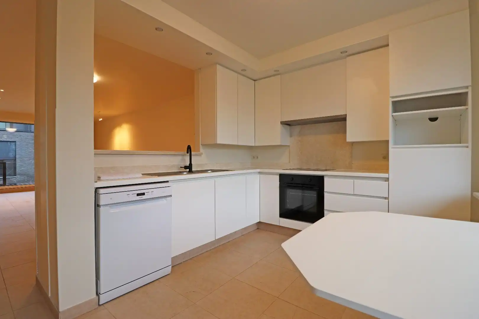 Gerenoveerd appartement met carport foto 5