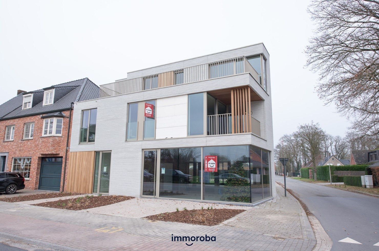 Casco Handelsruimte van 225m² op zeer commerciële ligging te Wielsbeke. foto {{pictureIndex}}