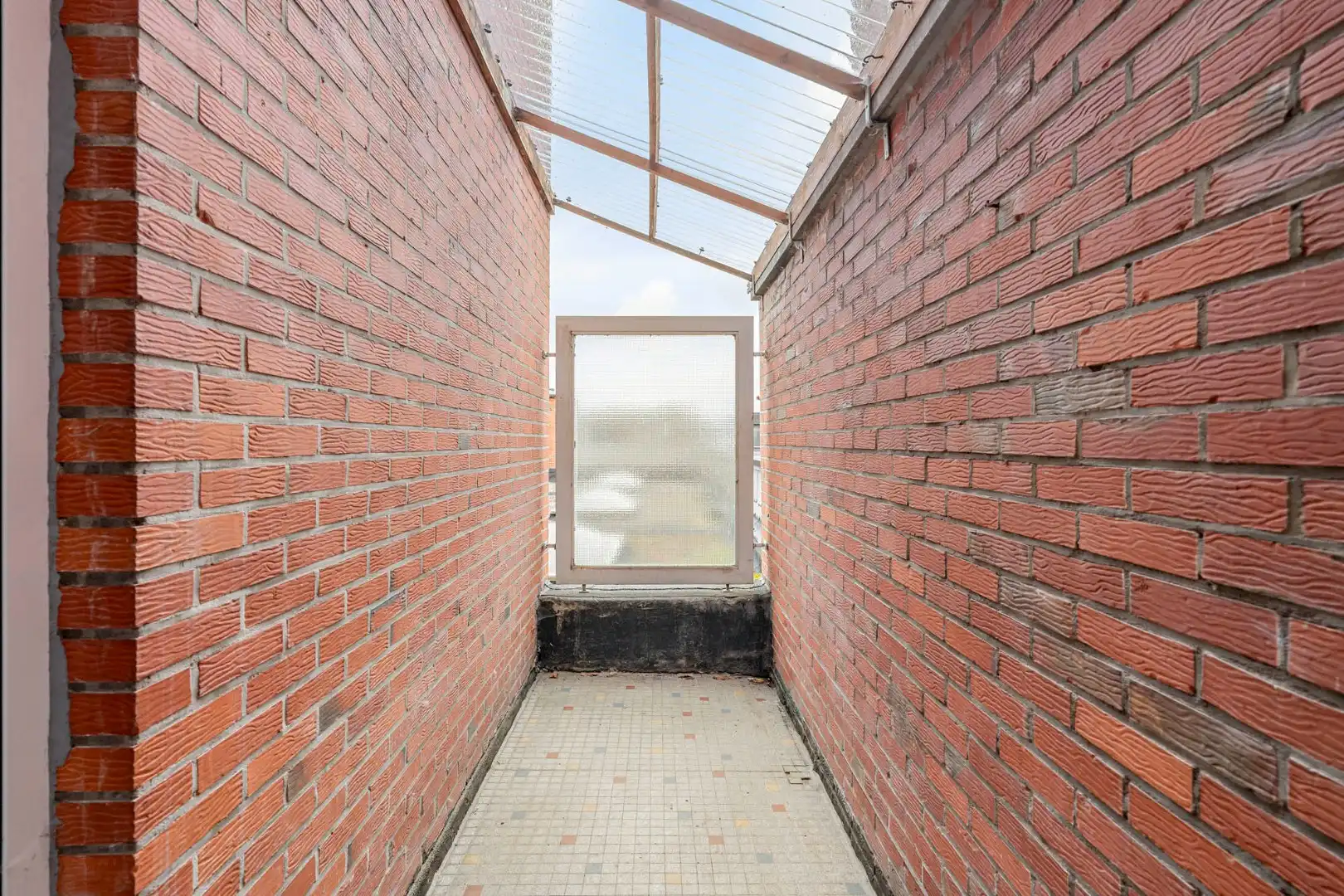Comfortabel, zeer ruim appartement met 4 slaapkamers, terras en garage in het centrum van Neeroeteren!  foto 18