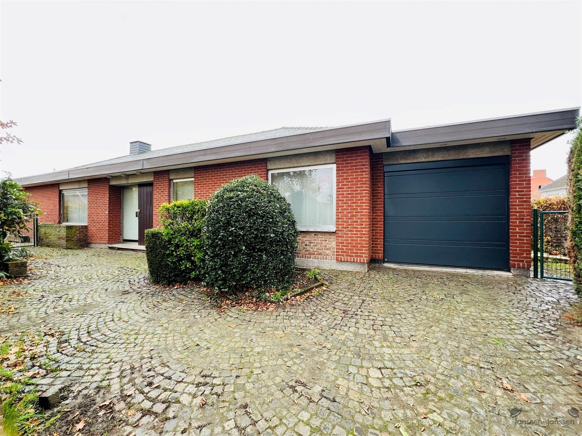 te renoveren bungalow met 3 slpkmrs & garage foto {{pictureIndex}}