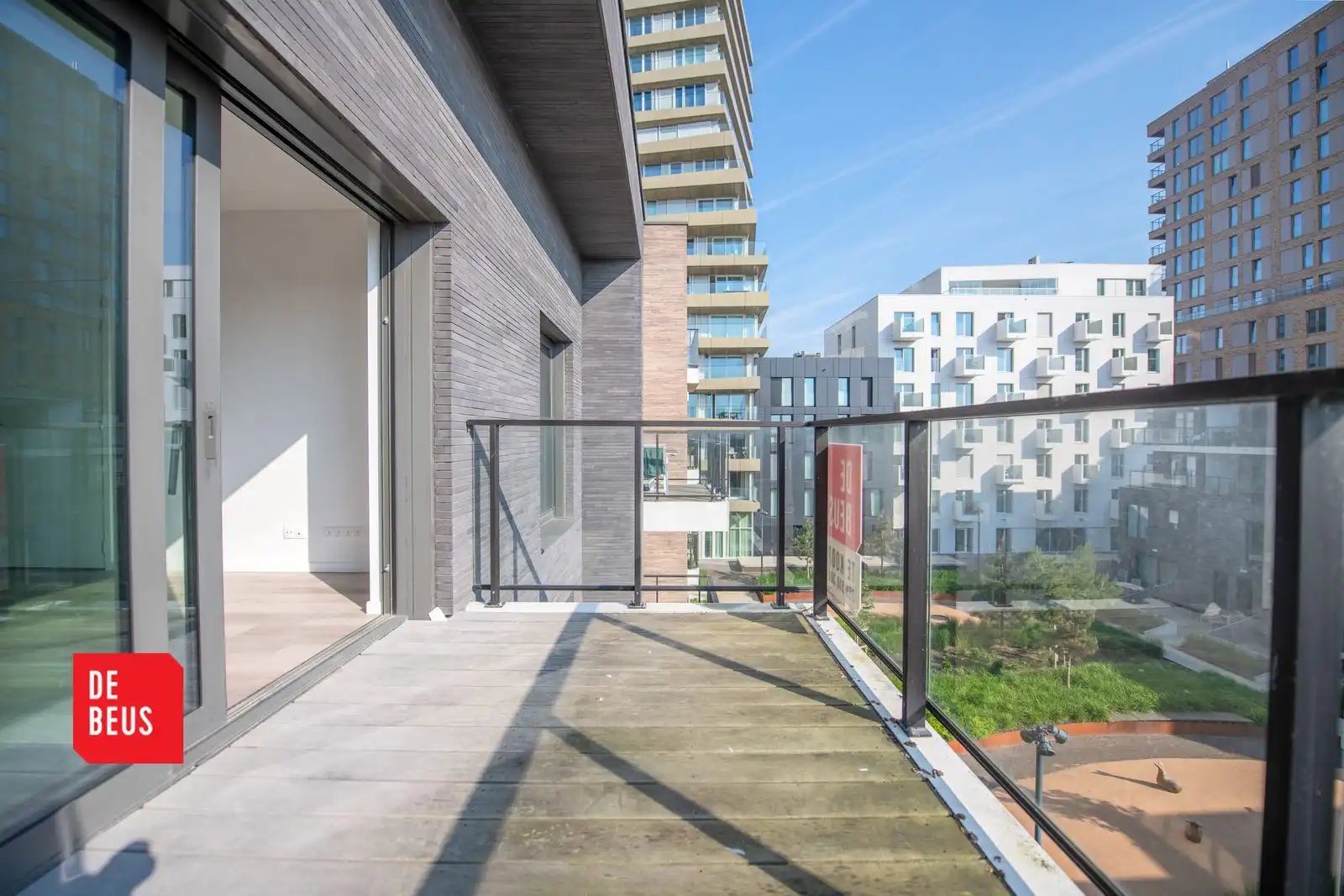 Fantastische assistentiewoning met een zonnig terras foto {{pictureIndex}}