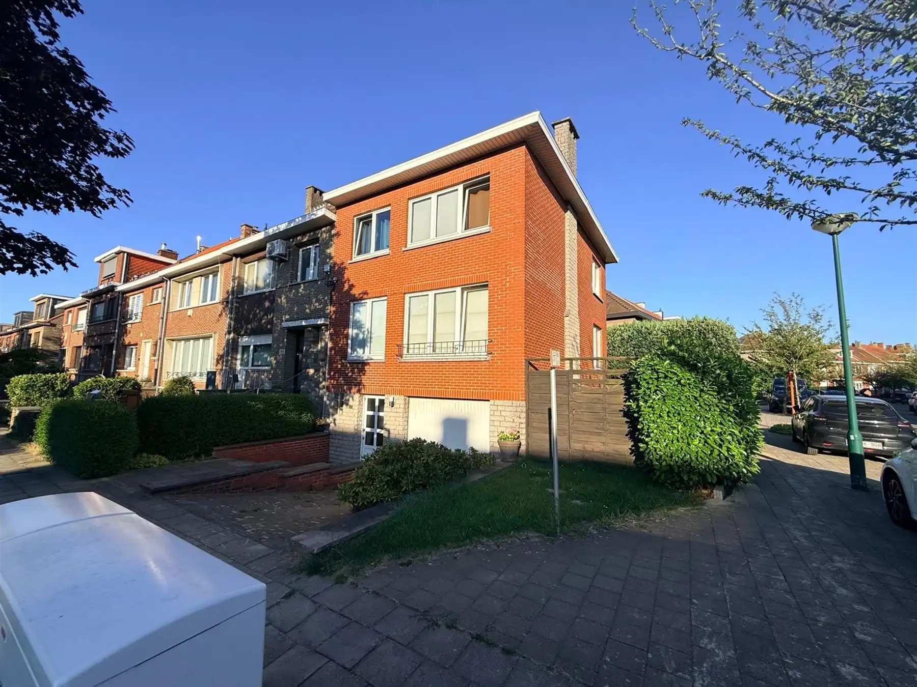 GOEDE GELEGEN 3-GEVELWONING MET TUIN foto {{pictureIndex}}