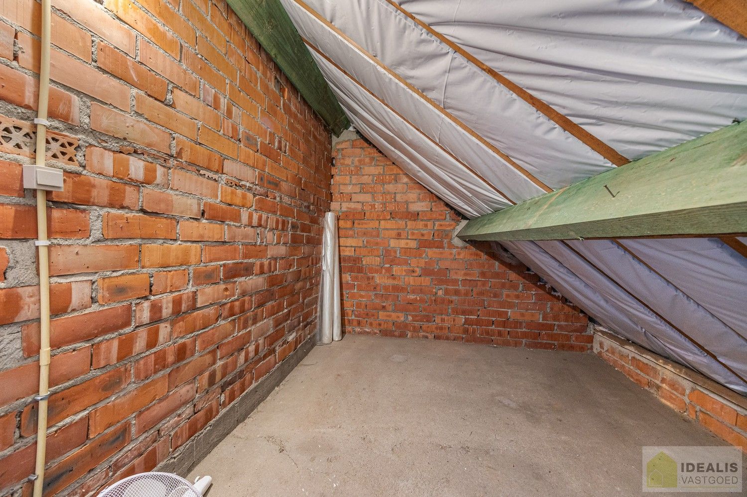 RUSTIG GELEGEN OP TE KNAPPEN EENGEZINSWONING MET 3 SLAAPKAMERS! - De woning omvat maar liefst 166m² bewoonbare oppervlakte met ruime woonkamer, keuken, 3 slaapkamers, badkamer, garage. De woning is rustig gelegen op een perceel met een opp. van 6a 21ca. foto 22