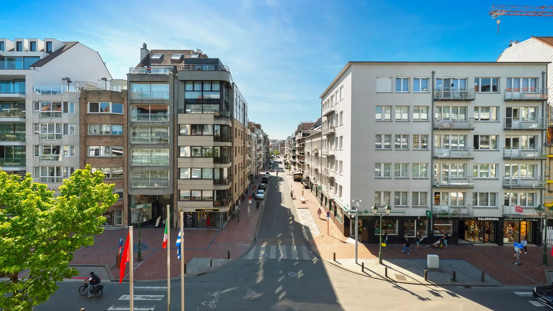 Subliem gerenoveerd, ruim hoekappartement foto 18