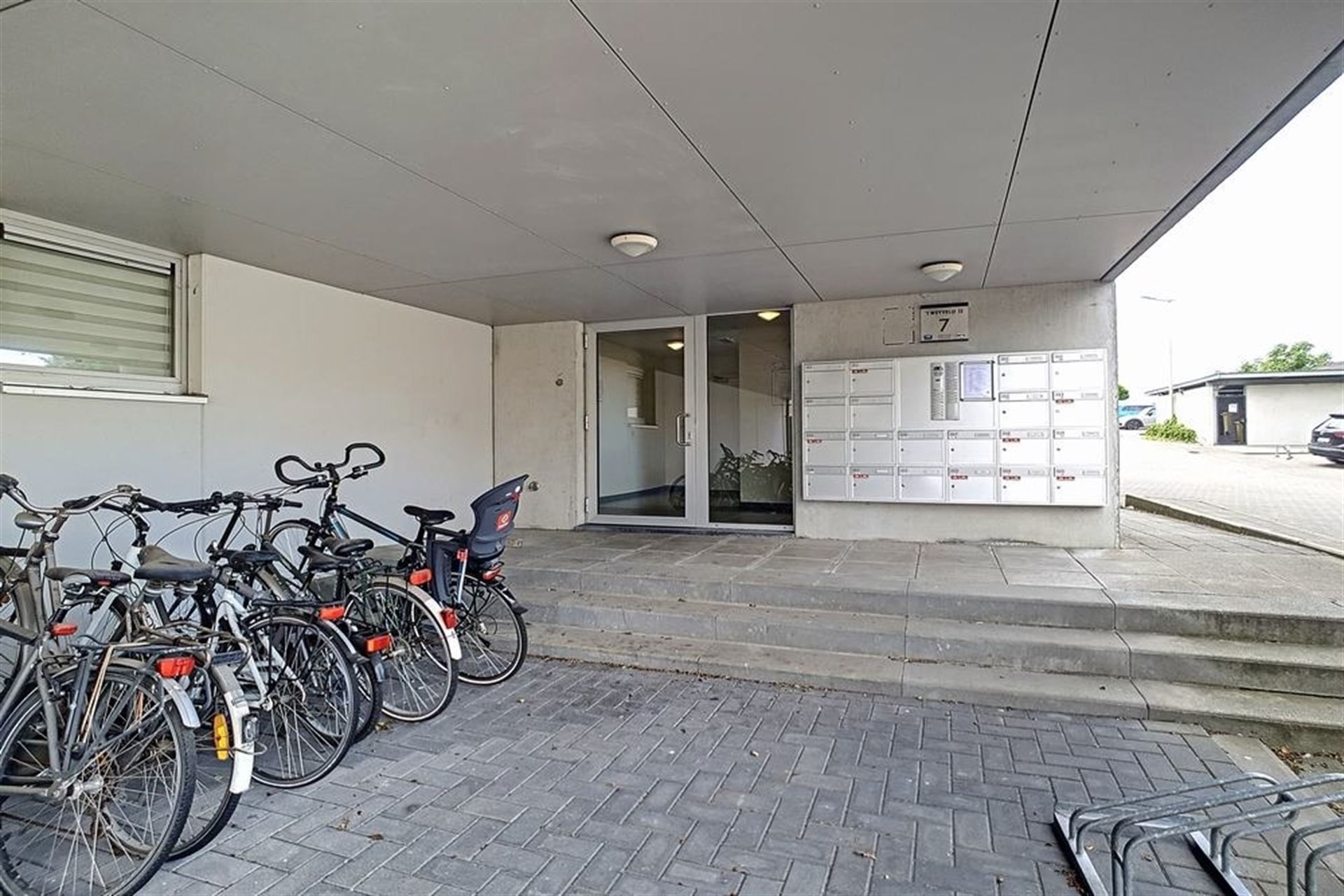 Moderne duplex met terras en parkeerplaats foto 12