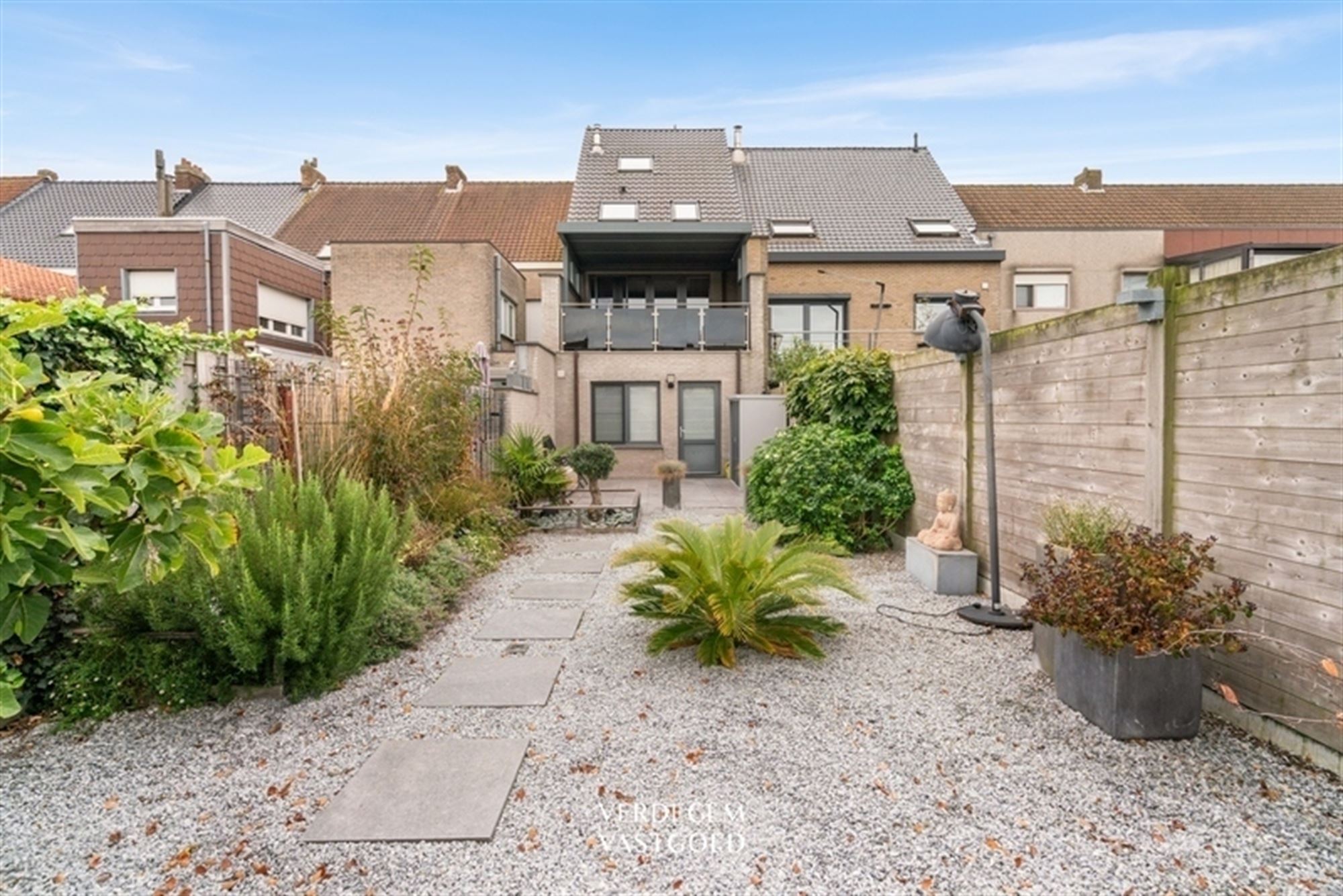 Instapklaar en knap afgewerkte woning met 2 garages, geniettuin en atelier/praktijk foto 19
