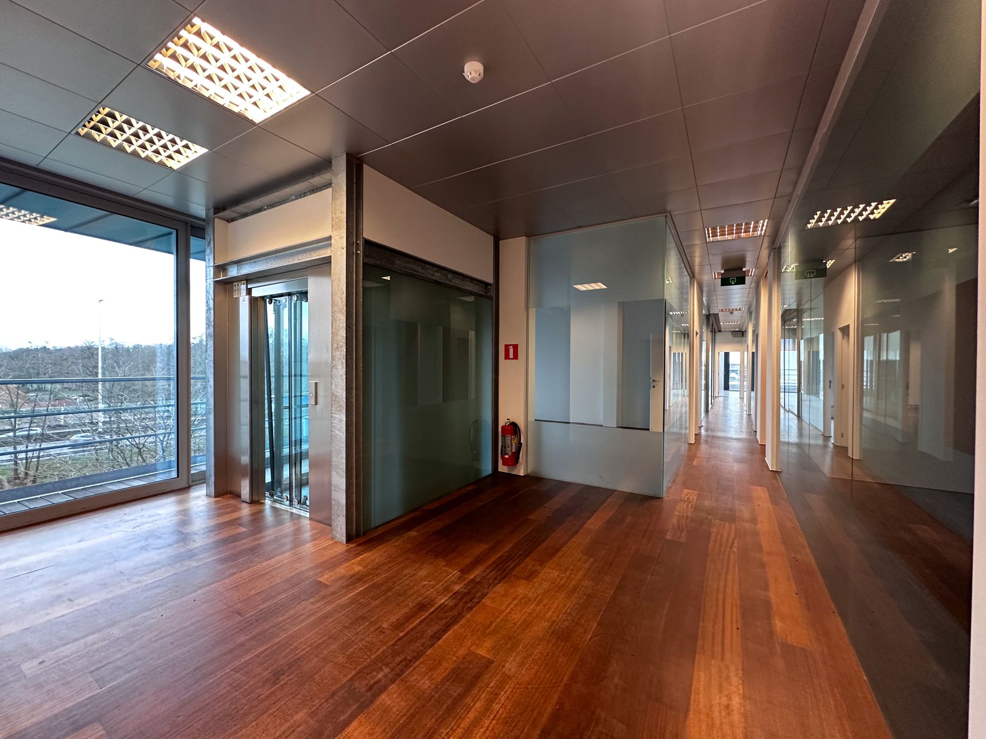 Modern Kantoor met Uitzicht en Strategische Ligging foto 3