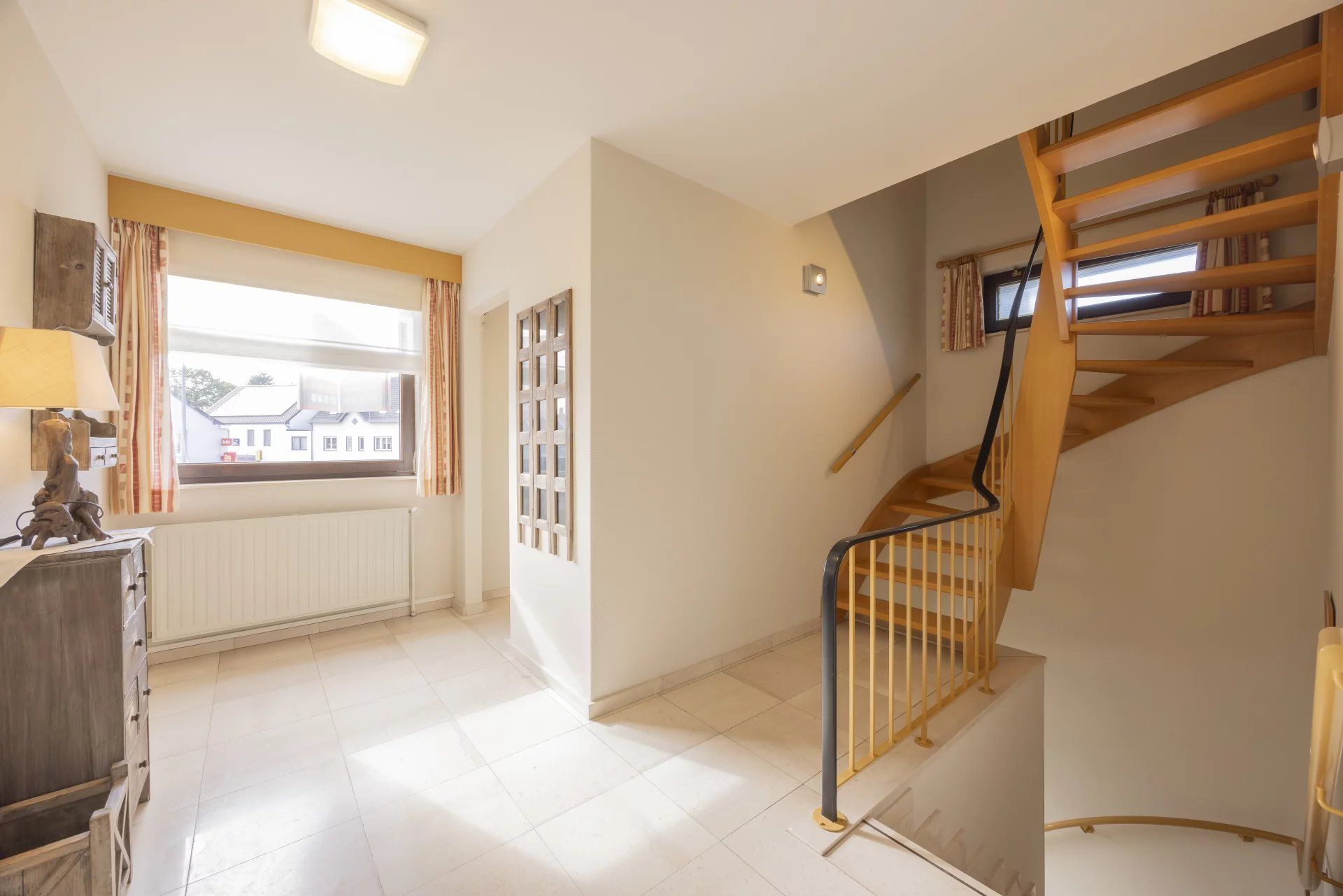 Ruim appartement met 4 slaapkamers, groot terras, tuin en garage. foto 4