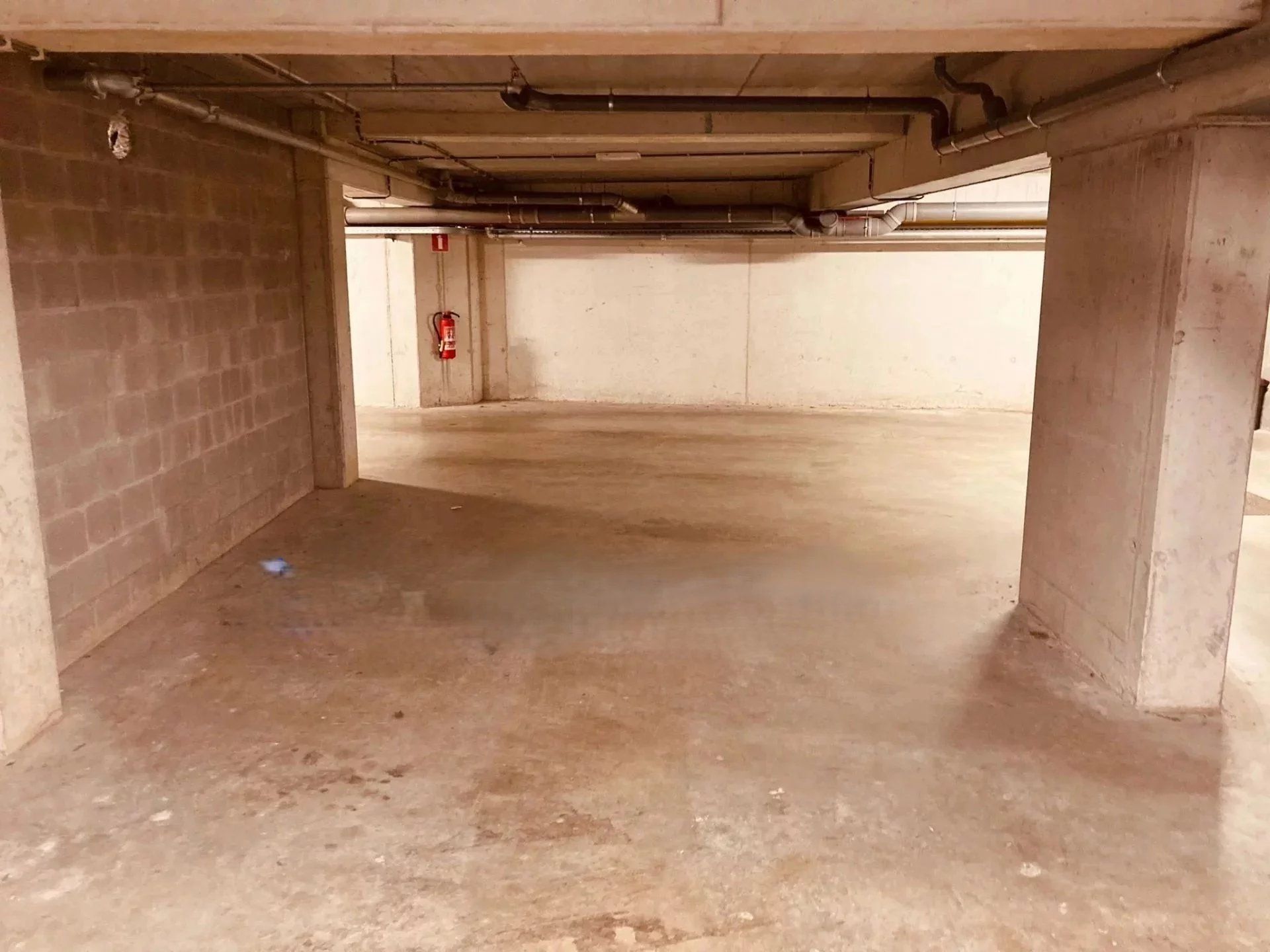 Ondergrondse staanplaats met lift te Mol centrum. foto {{pictureIndex}}