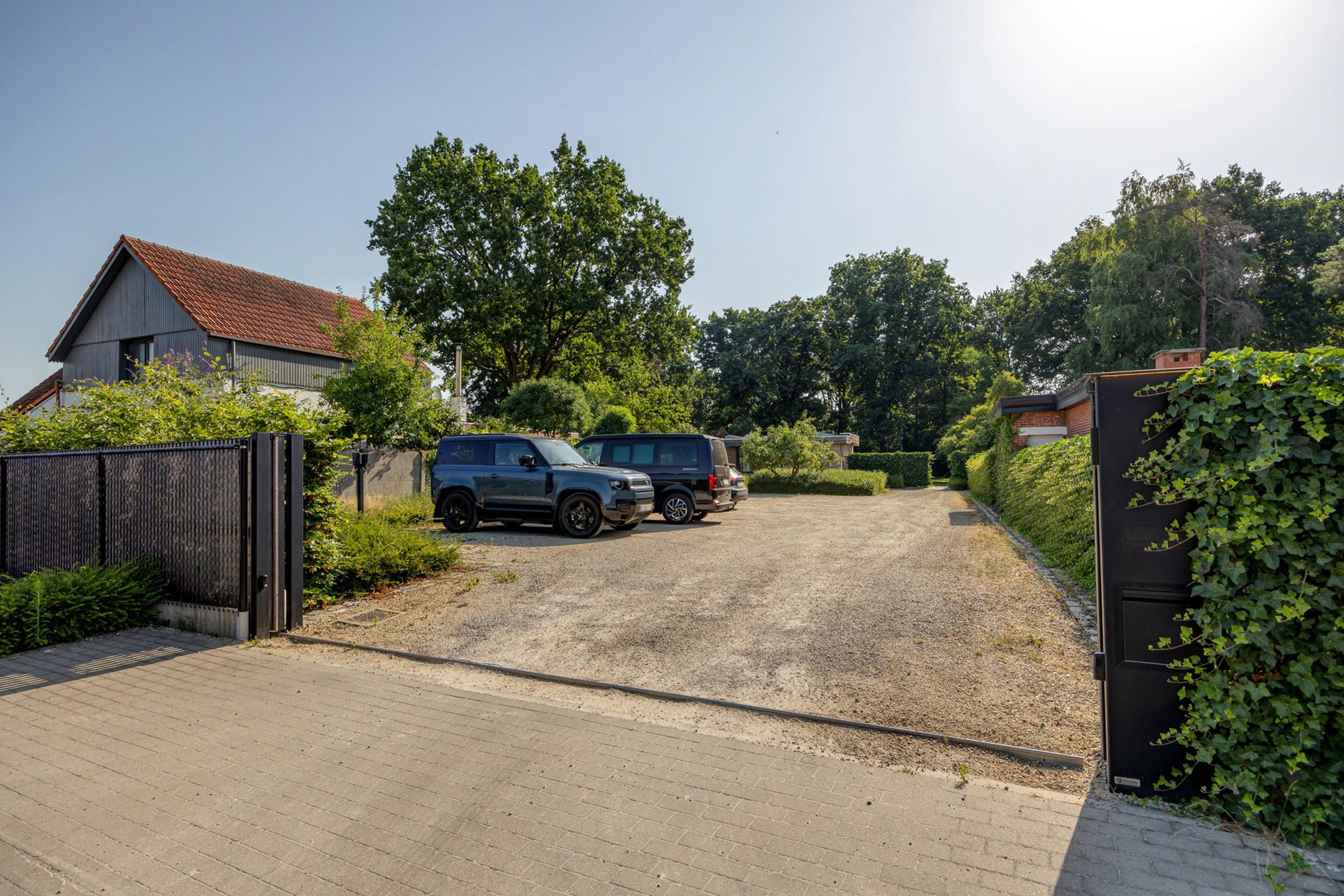 Vrijstaande gelijkvloers woning met ruime tuin en parking foto 2
