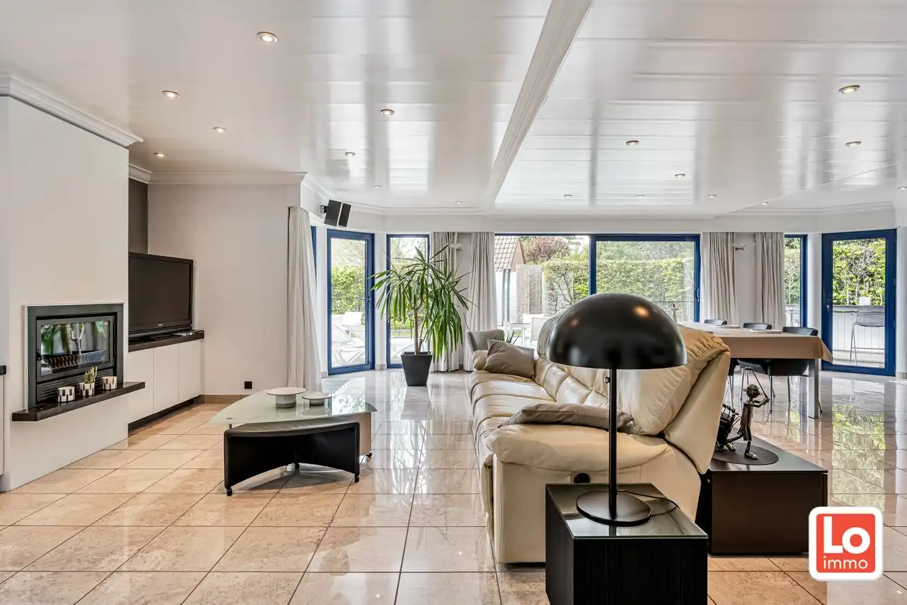 Instap klare open woning met inpandige dubbele garage én zwembad op een rustige locatie nabij het centrum van Zaffelare! foto 9