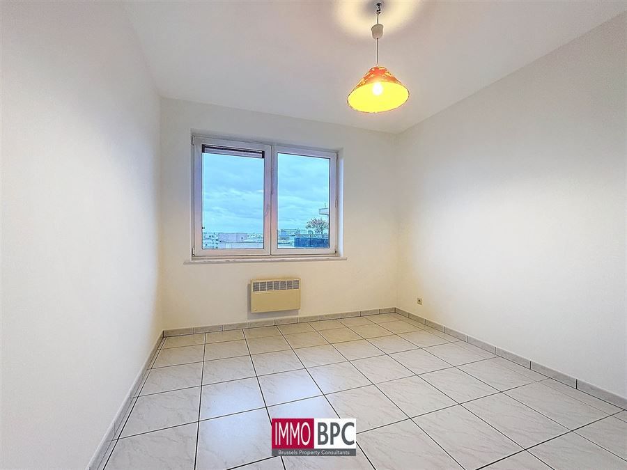 Appartement spacieux et moderne avec terrasse et option d'achat d'un parking souterrain

Cet appartement prêt à emmenager attire immédiatement un public jeune grâce à son équilibre parfait entre esthétique et confort. Des matériaux faciles à entreten foto 13