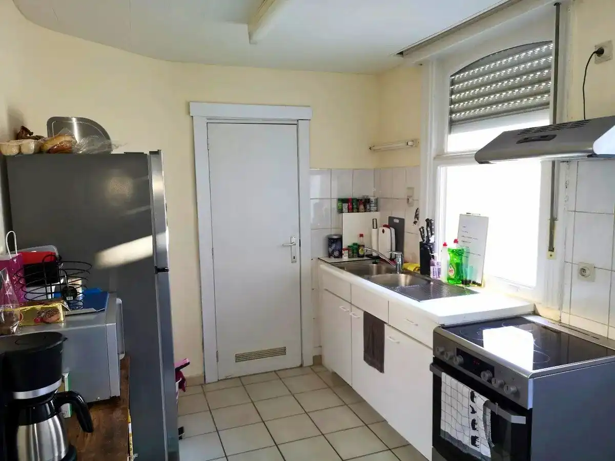 Woning nabij het centrum met 3 slaapkamers & uitweg. foto 8