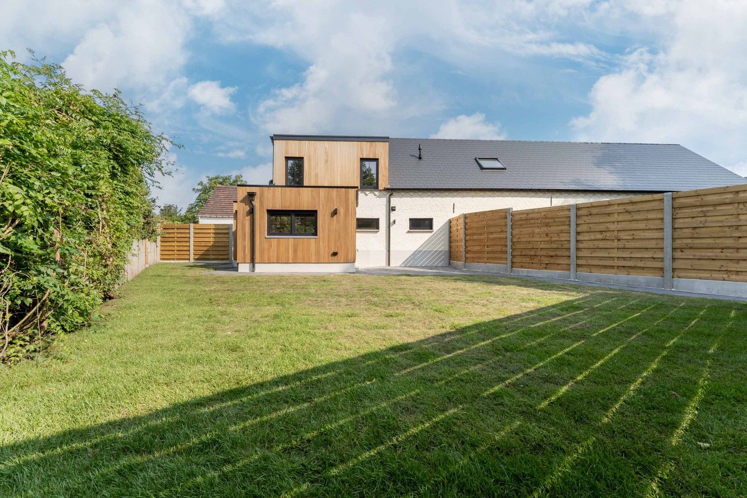 Volledig gerenoveerde woning met tuin en parkeerplaats foto 4