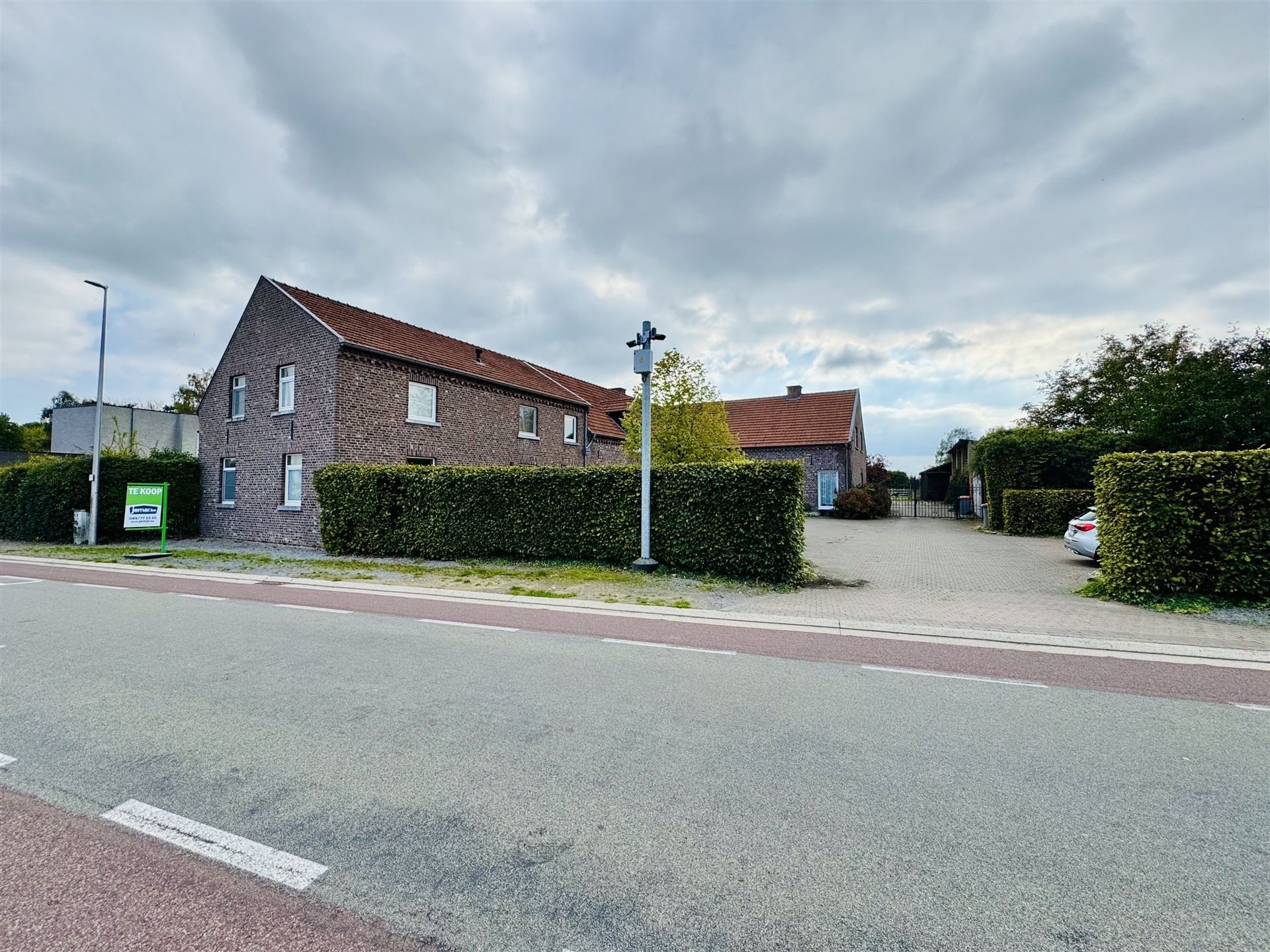 Hoeve met paardenaccomodatie. foto {{pictureIndex}}