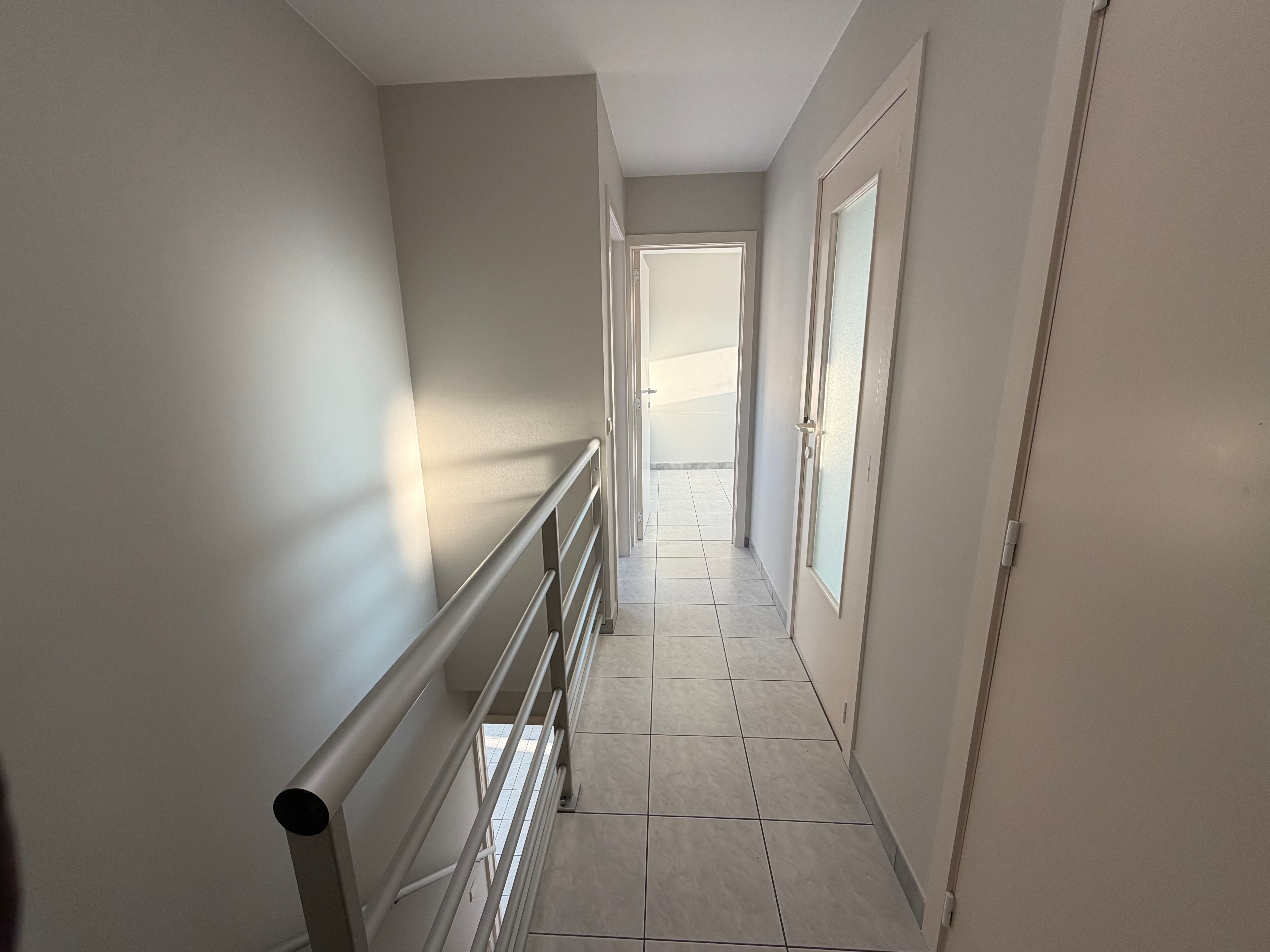 Mooi duplexappartement met drie slaapkamers en twee zongerichte terrassen. foto 23