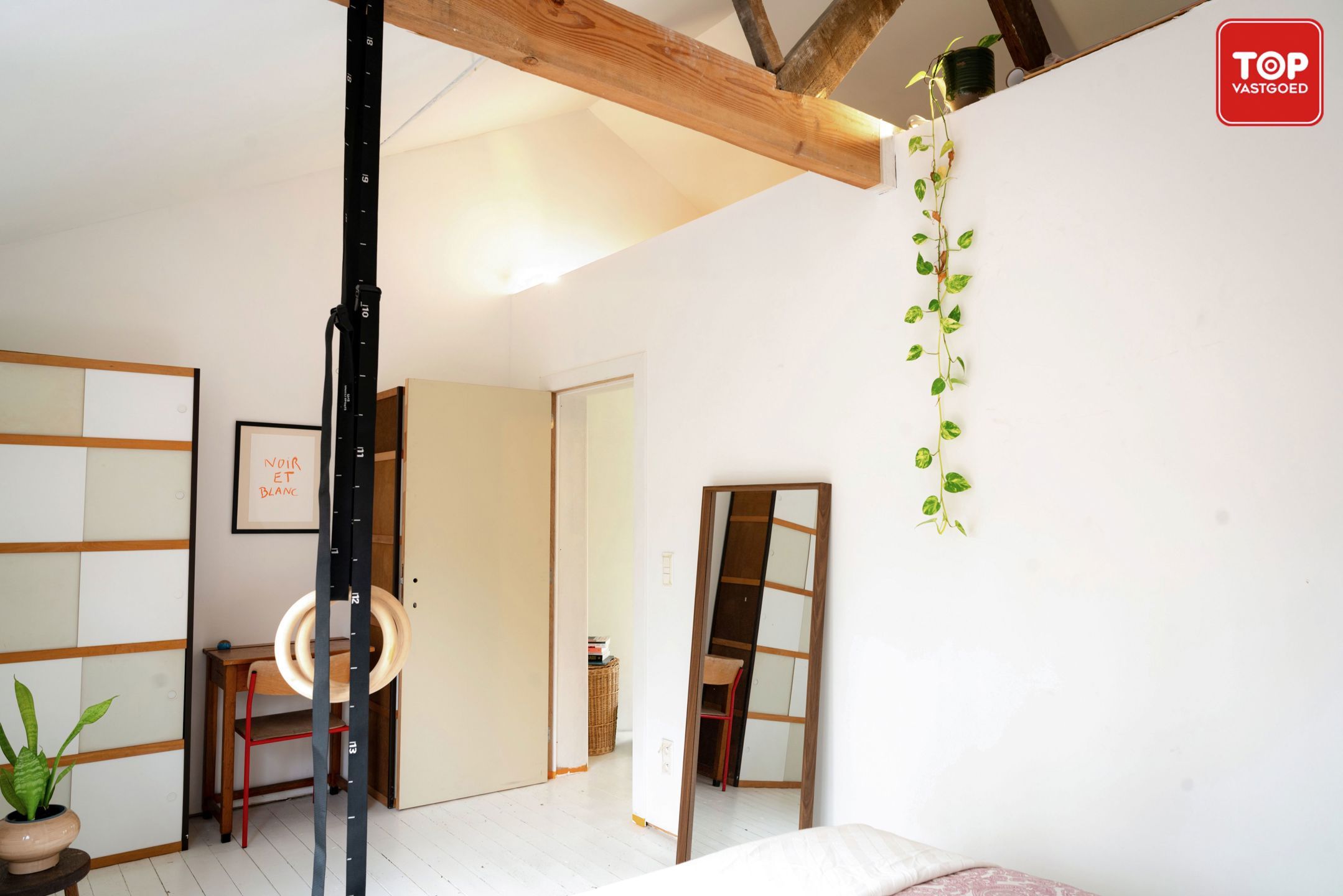 Woning met mooie tuin en ingang via de achtergelegen garage.  foto 15