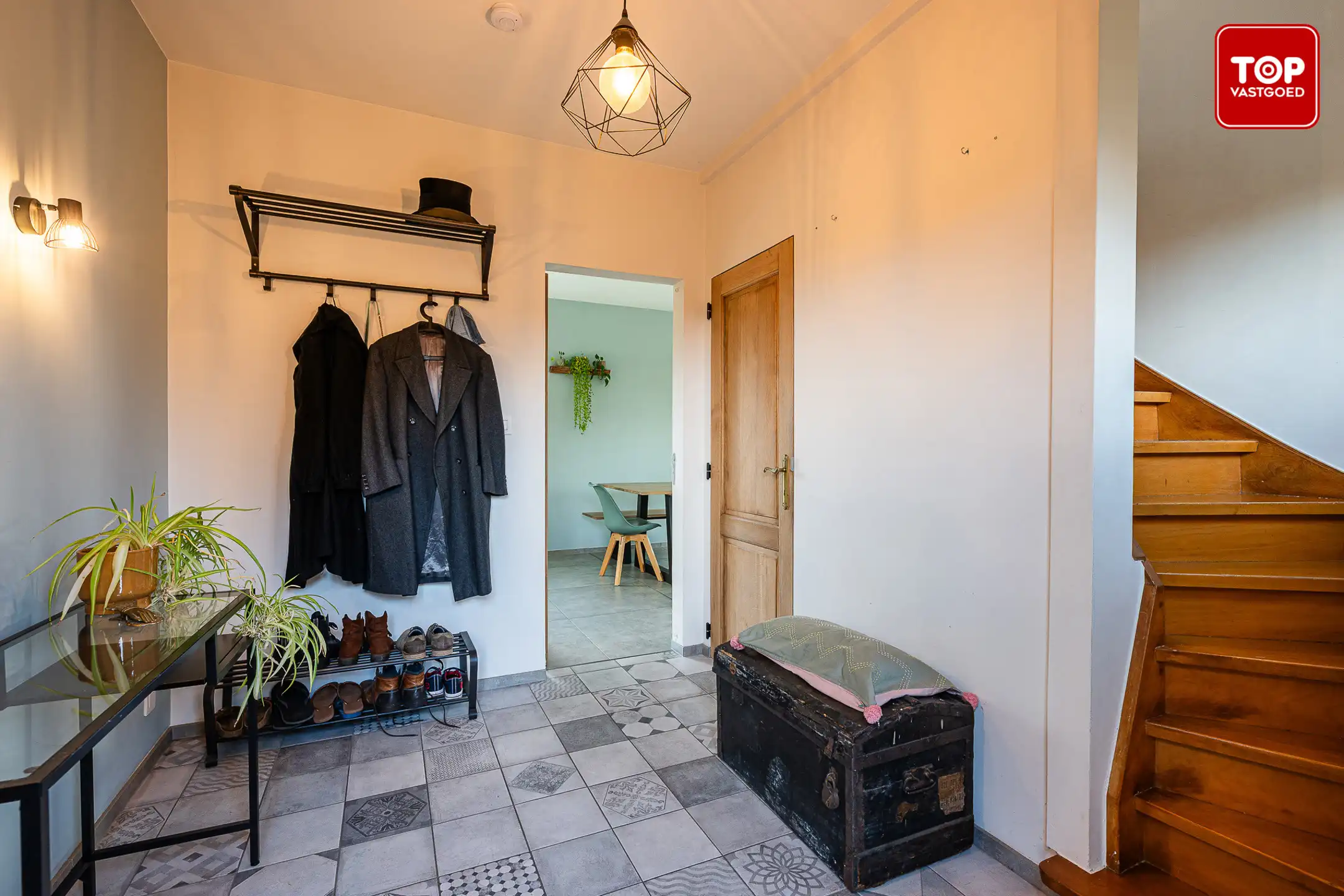 Karakteristieke woning  met 3 slaapkamers en 2 badkamers op riant perceel. foto 3