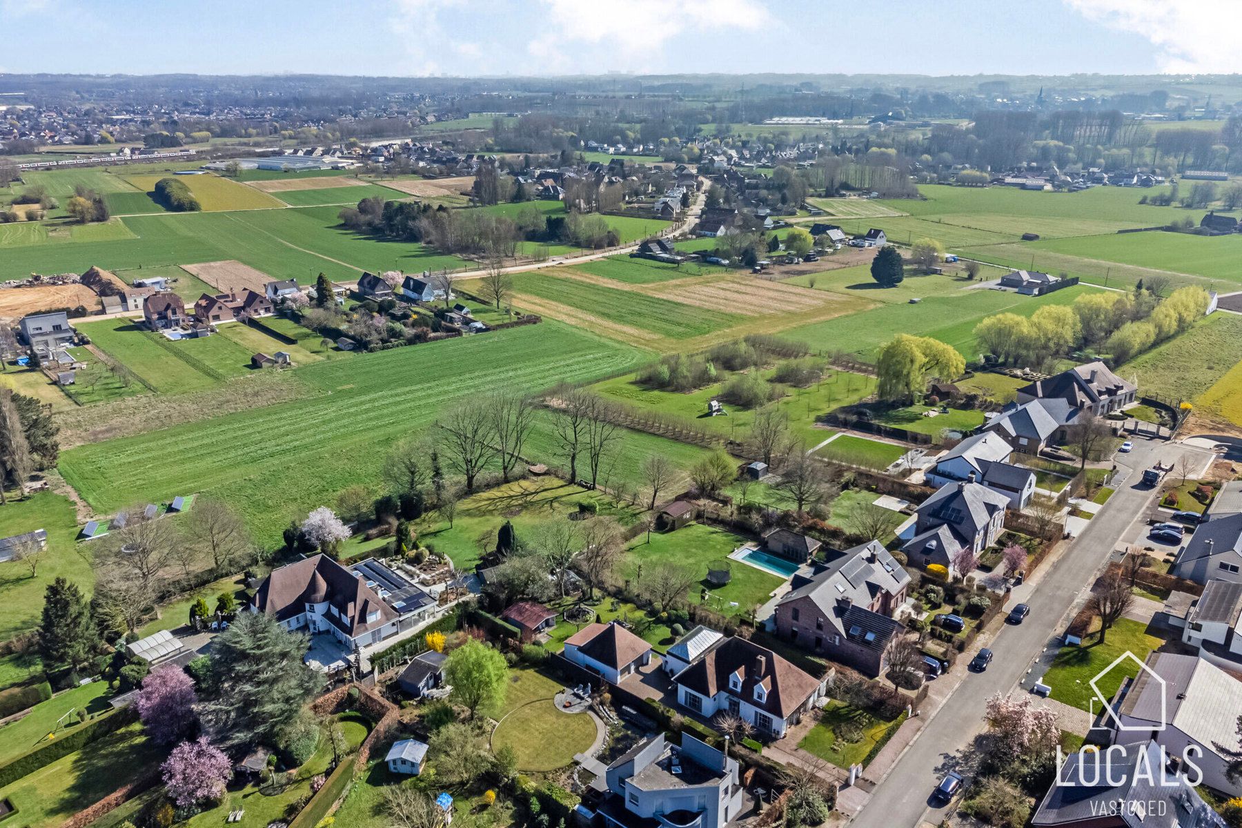 Tijdloze villa in doodlopende straat aan het bos foto 4