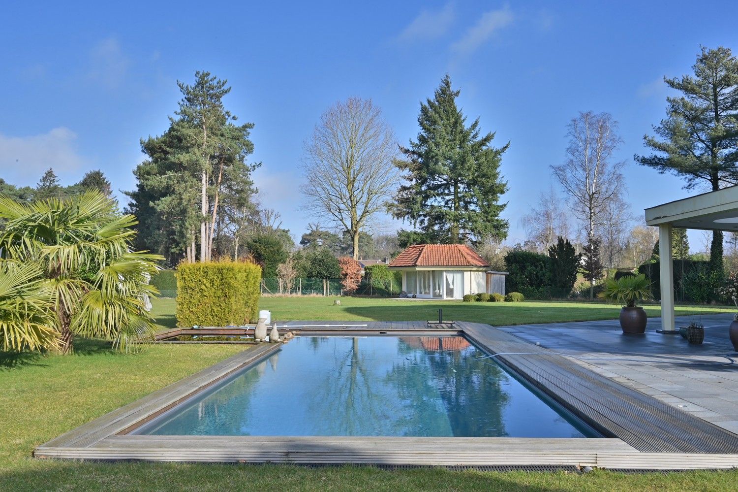 Villa met een uniek, eigentijds ontwerp, fraai gelegen op een perceel van 45a (4.500 m²) in een van de mooiste lanen van Lanaken in villawijk Goudkust te Neerharen foto 4