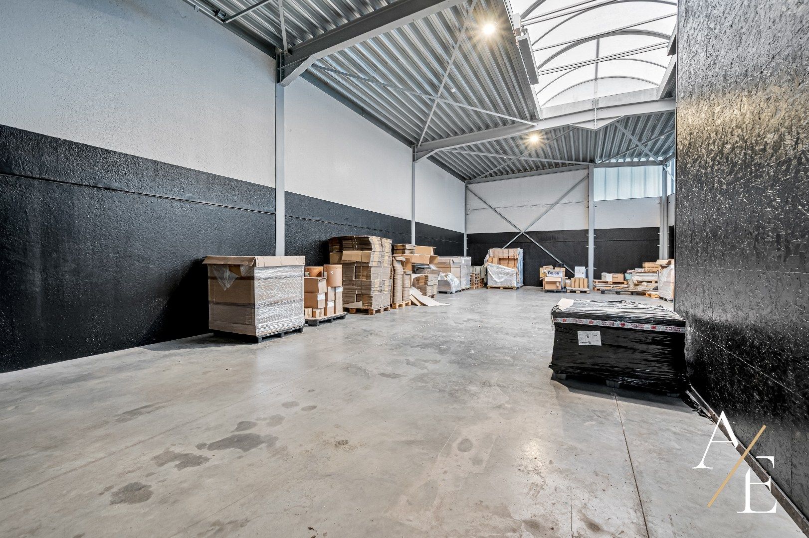 OOSTAKKER - Strategisch gelegen kmo unit van 198m² met showroom en bureau foto 2