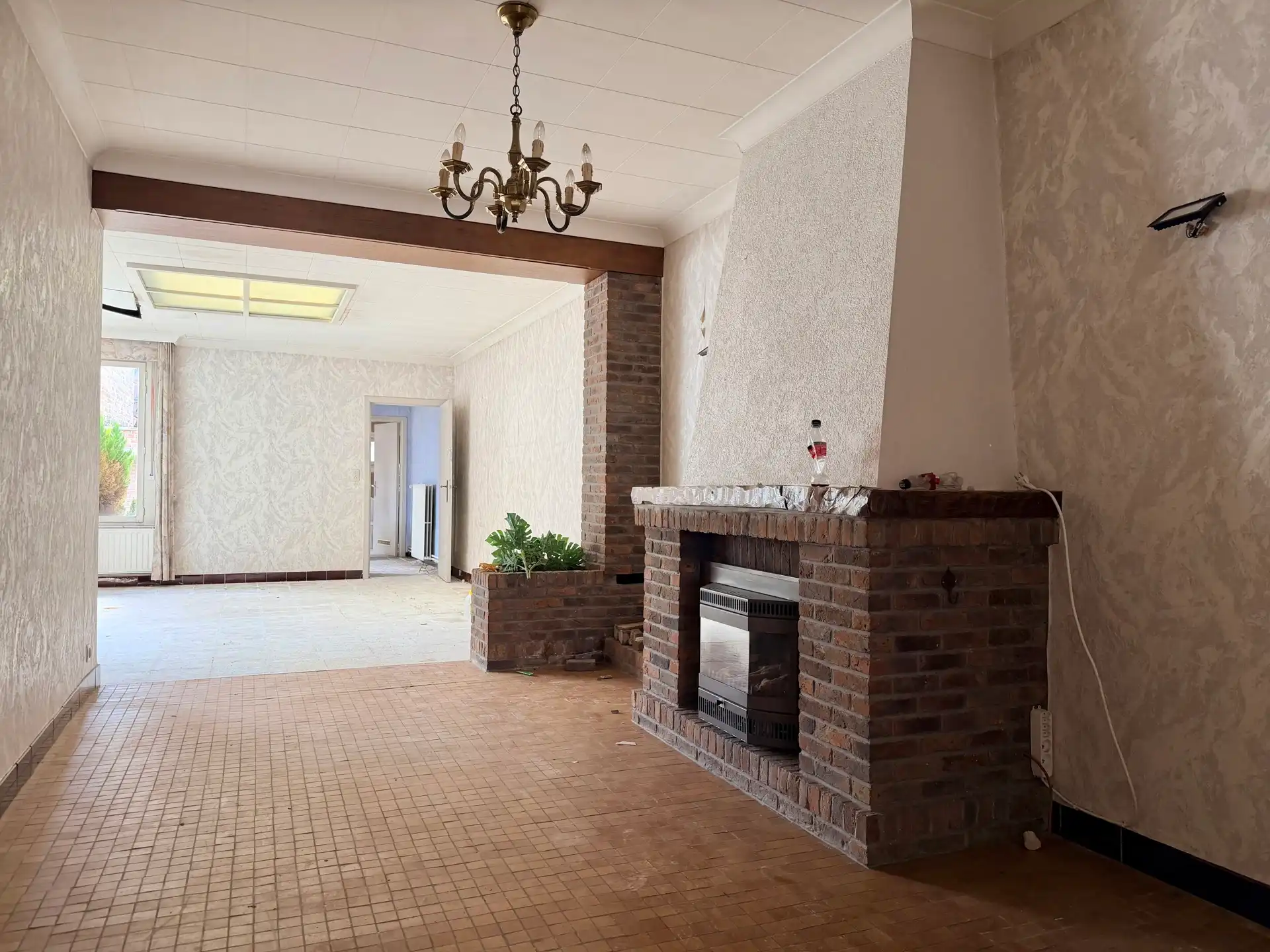 Ruime te renoveren woning met 4 slaapkamers, tuin en garage in Adinkerke te koop. foto 3