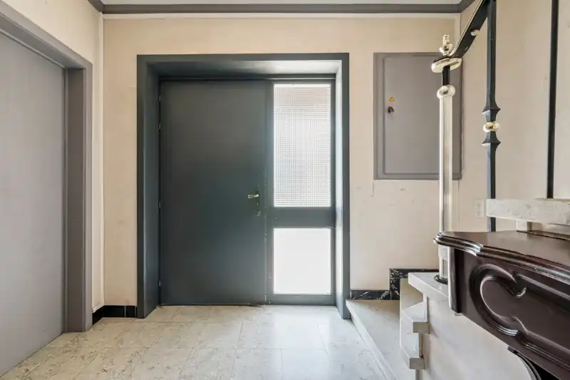 Hooglede-centrum. Stevig gebouwde woning met 3 slaapkamers op een perceel van 241 m2. Vaste huuropbrengst.  Woning rechts. foto 3