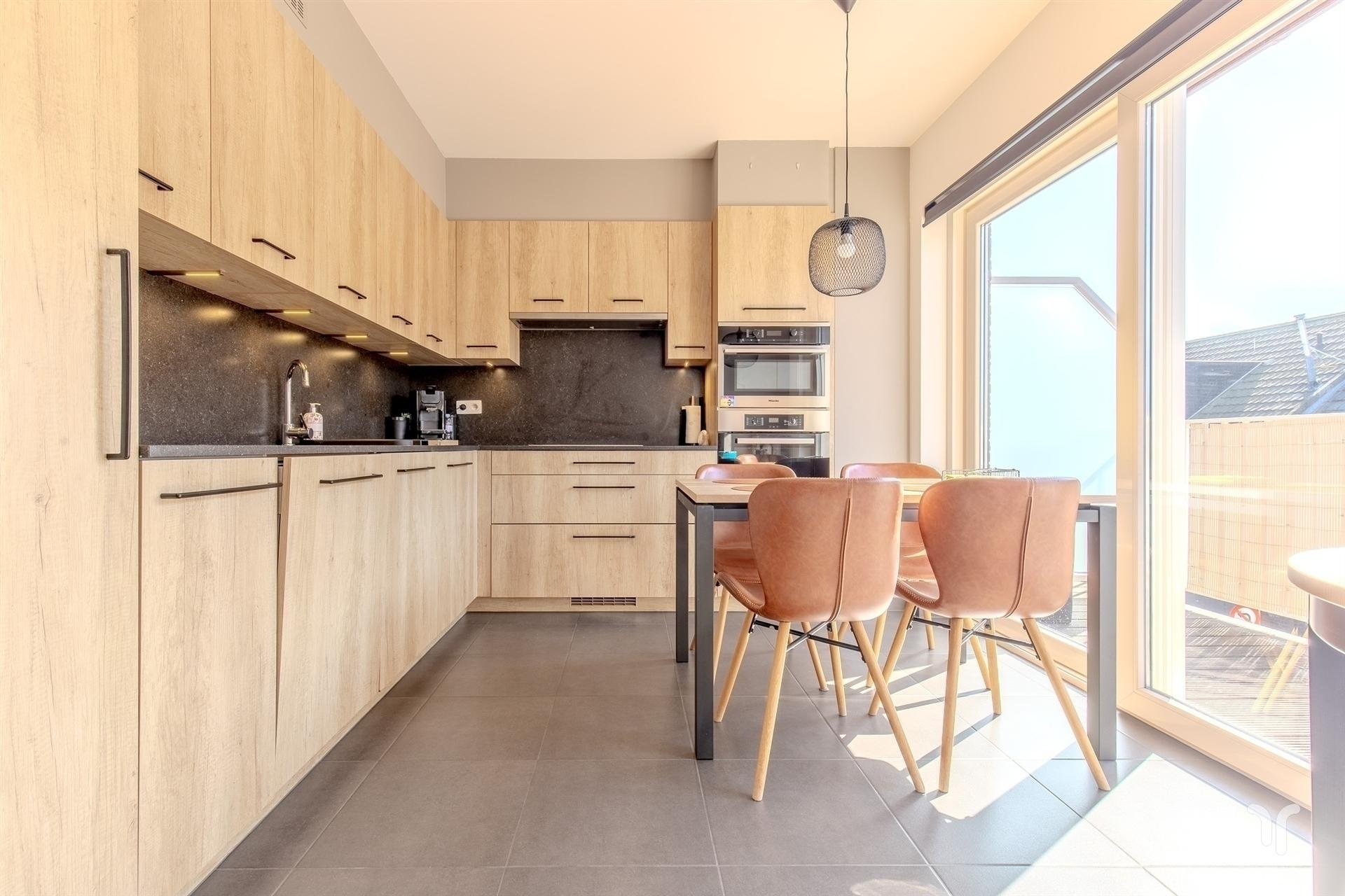Ruim duplexappartement met 3 slaapkamers en 2 badkamers. foto 6