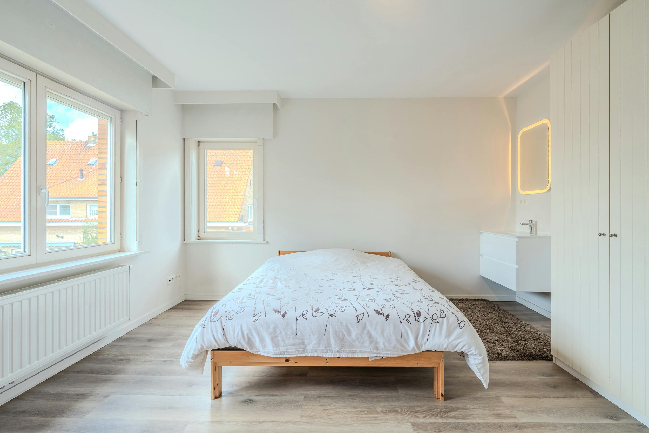 Huis te koop met zes slaapkamers en zongerichte tuin. foto 11