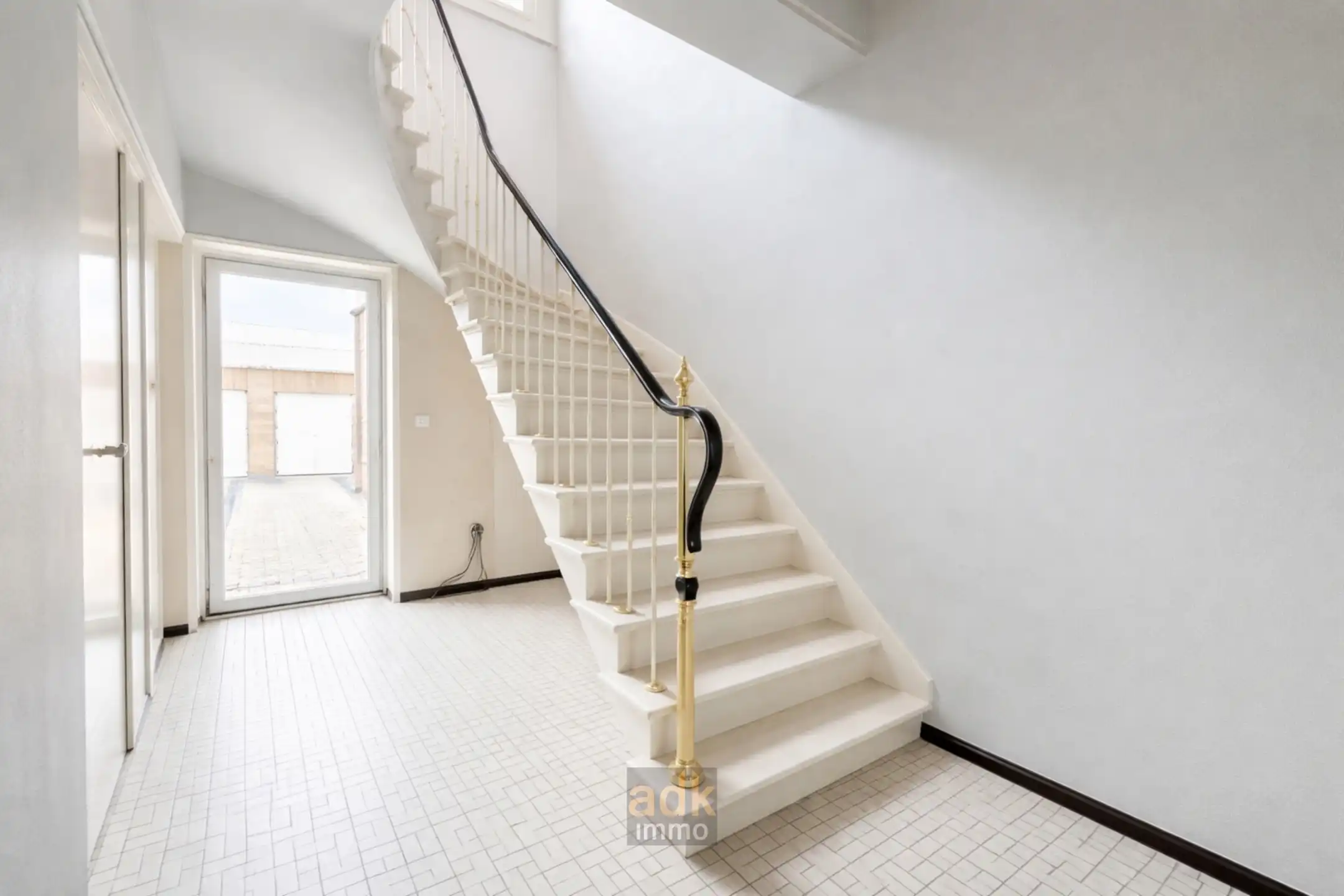 Grote woning met 4 slaapkamers & 4 garages foto 6