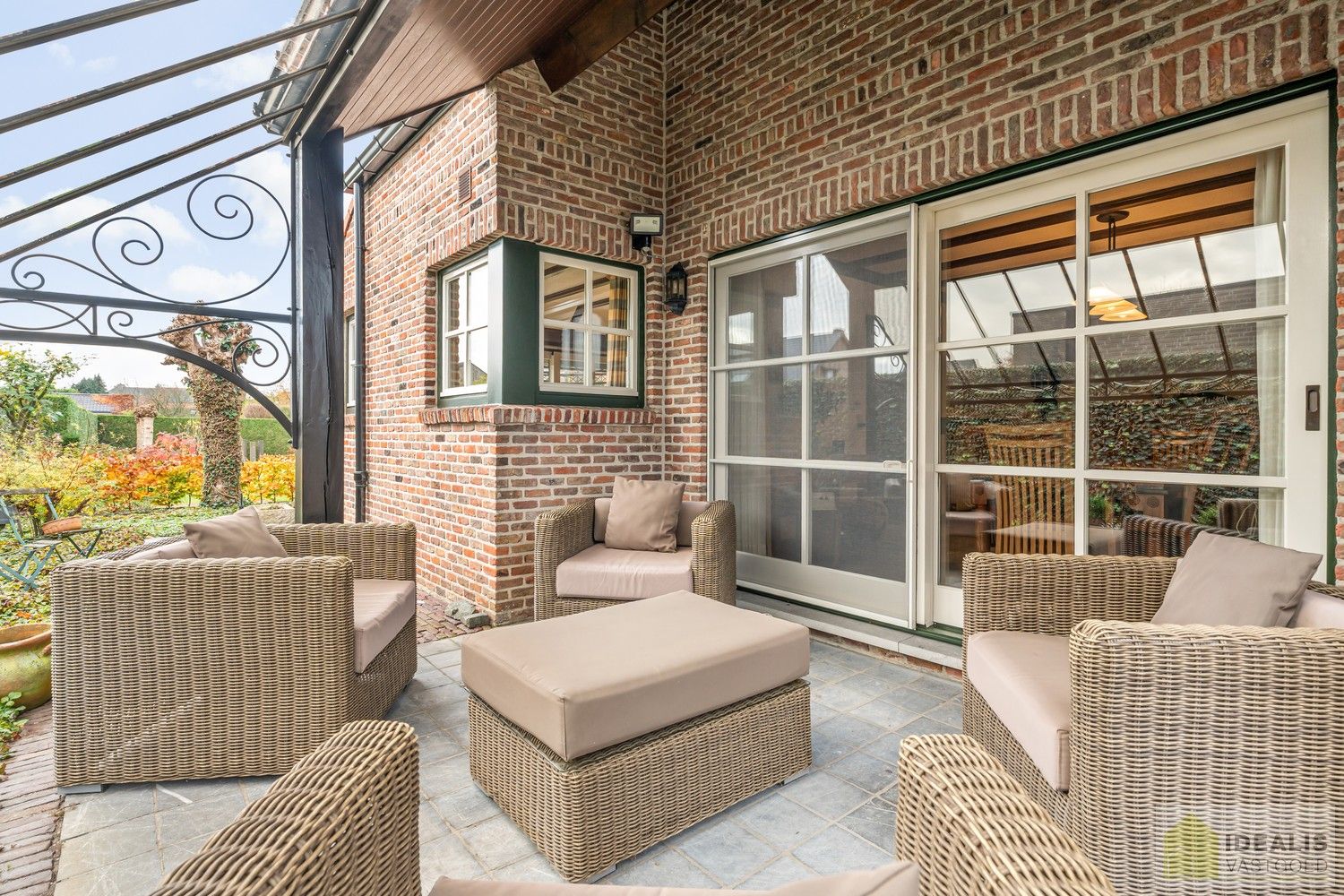 RUIME, INSTAPKLARE EN ENERGETISCH AANGEPASTE WONING VOORZIEN VAN 15 ZONNEPANELEN EN ZONNEBOILER. RIANTE WOONKAMER, KNAPPE KEUKEN, APART BUREEL, APARTE HOBBYRUIMTE, FIJNE WASPLAATS, 4 SLAAPKAMERS, 2 BADKAMERS EN INPANDIGE GARAGE! foto 8