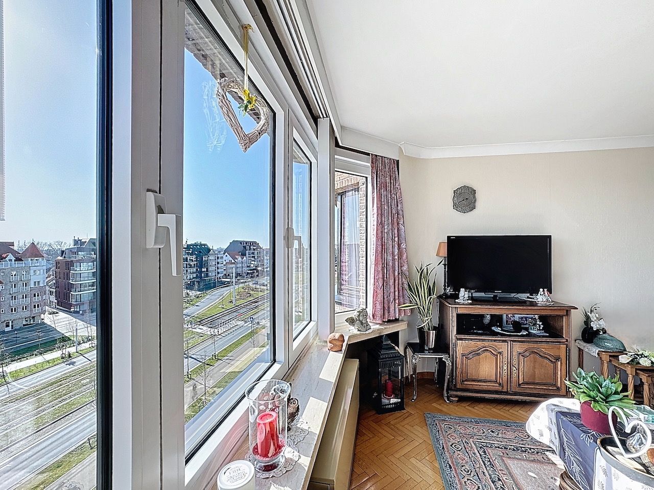 Lichtrijk appartement met twee slaapkamers gelegen op de Graaf d'Ursellaan foto 2