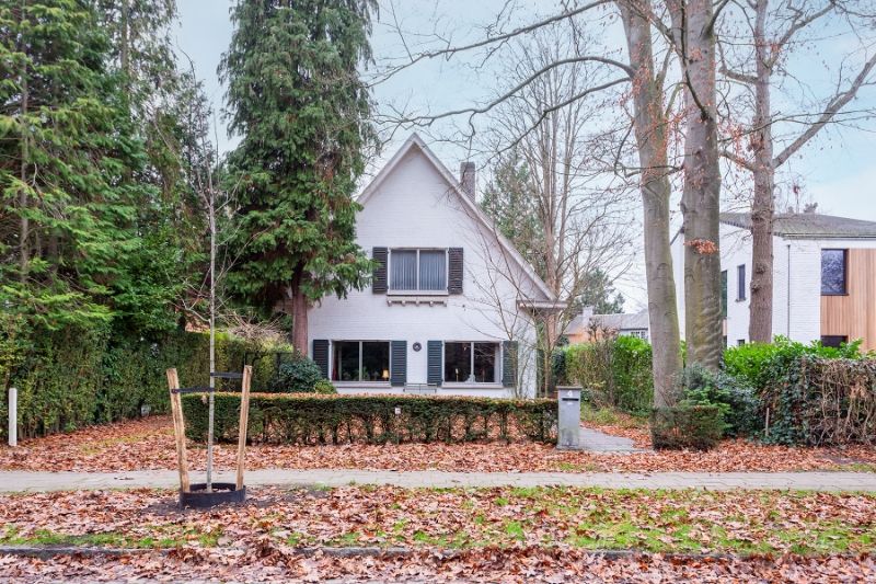 Hoofdfoto van de publicatie: Toplocatie! Uiterst charmante villa met een zee van ruimte, Z-W tuin!