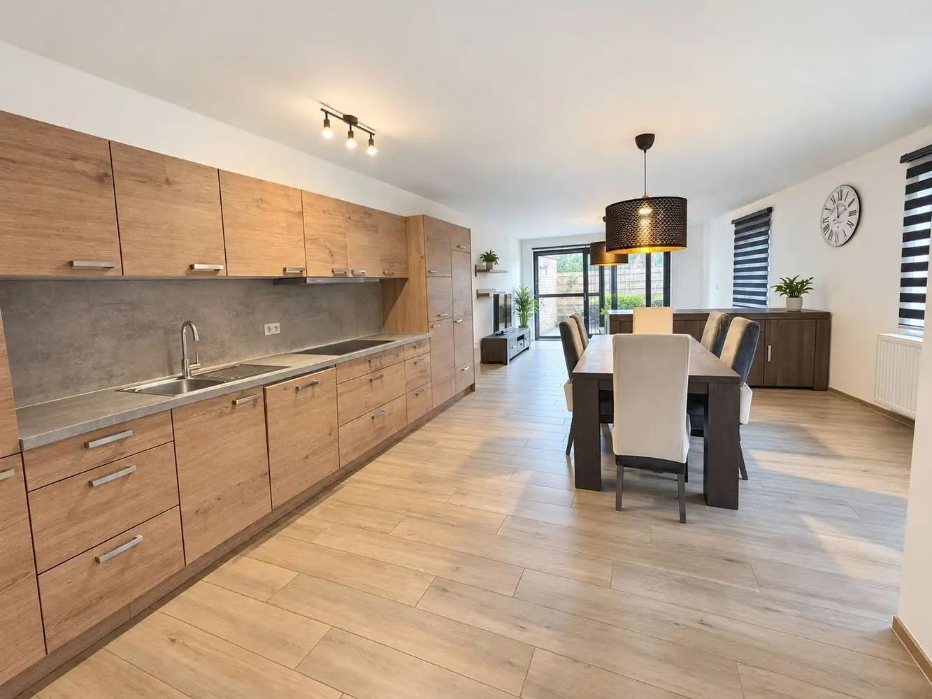 Lichtrijk appartement met terras en praktische extra’s foto 4