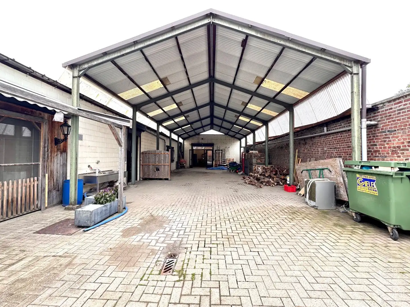 Ruim handelspand met magazijnen, loods, bureelruimte en grote tuin foto 4