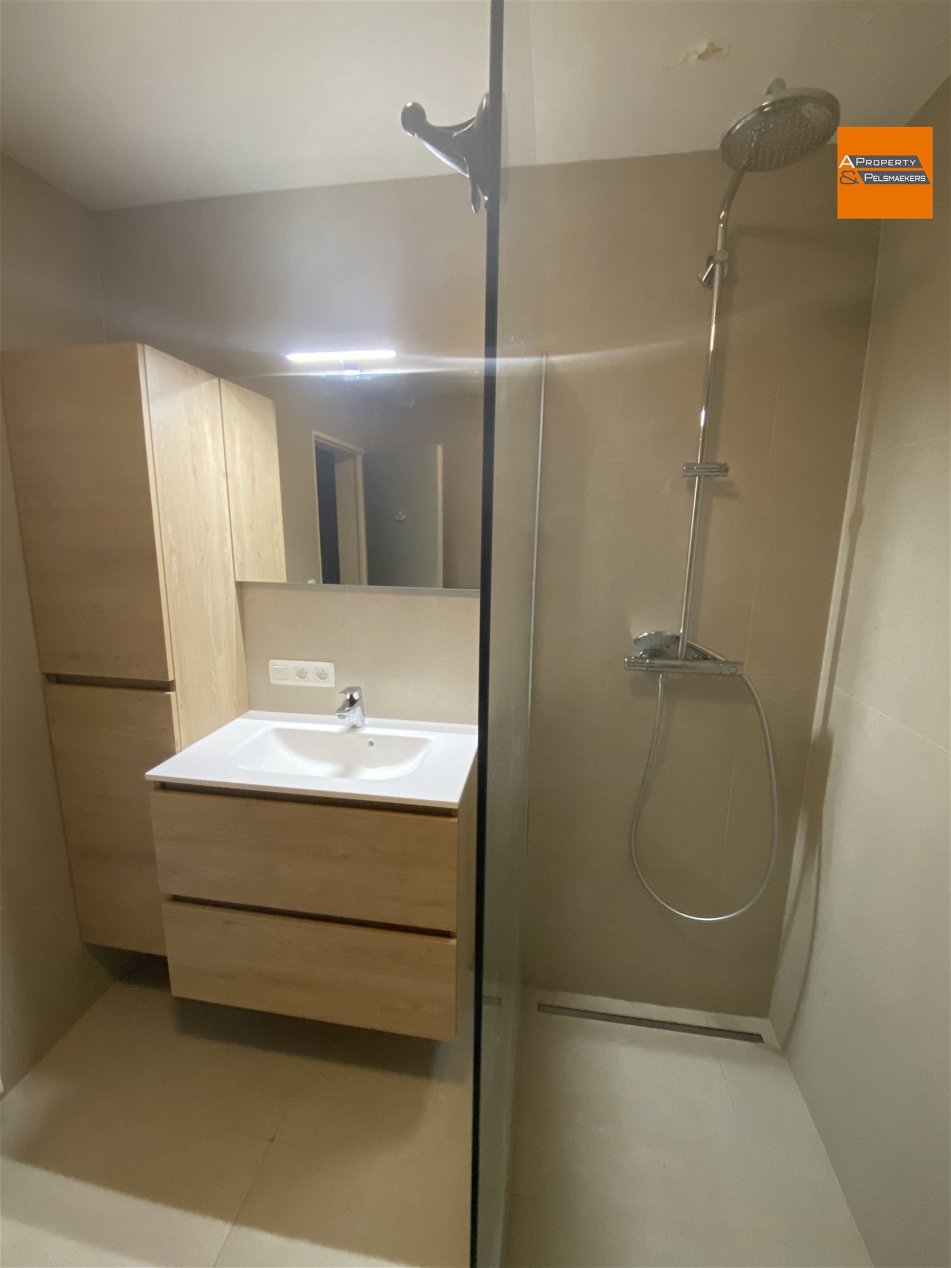 Gelijkvloers appartement met twee slaapkamers en garagebox. foto 11