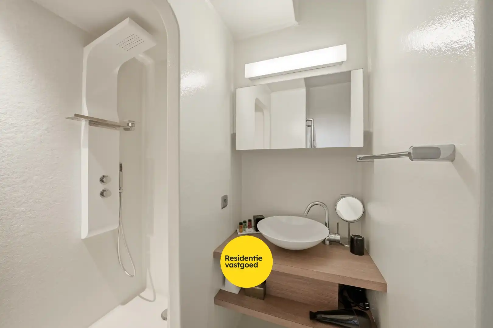 Unieke woonboot met B&B en vergunde ligplaats in Plassendale foto 30