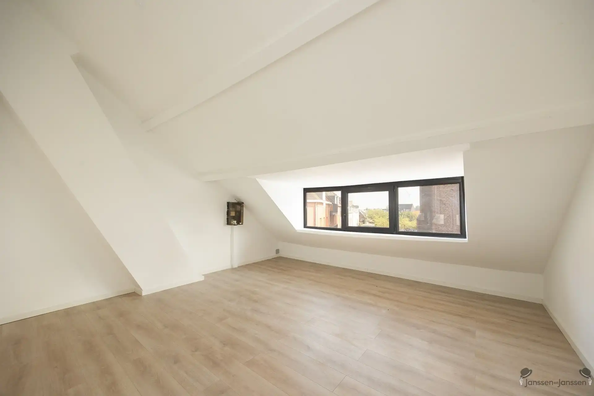 Karaktervolle, gerenoveerde woning met veelzijdige indeling tegenover de kerk van Brecht  foto 7