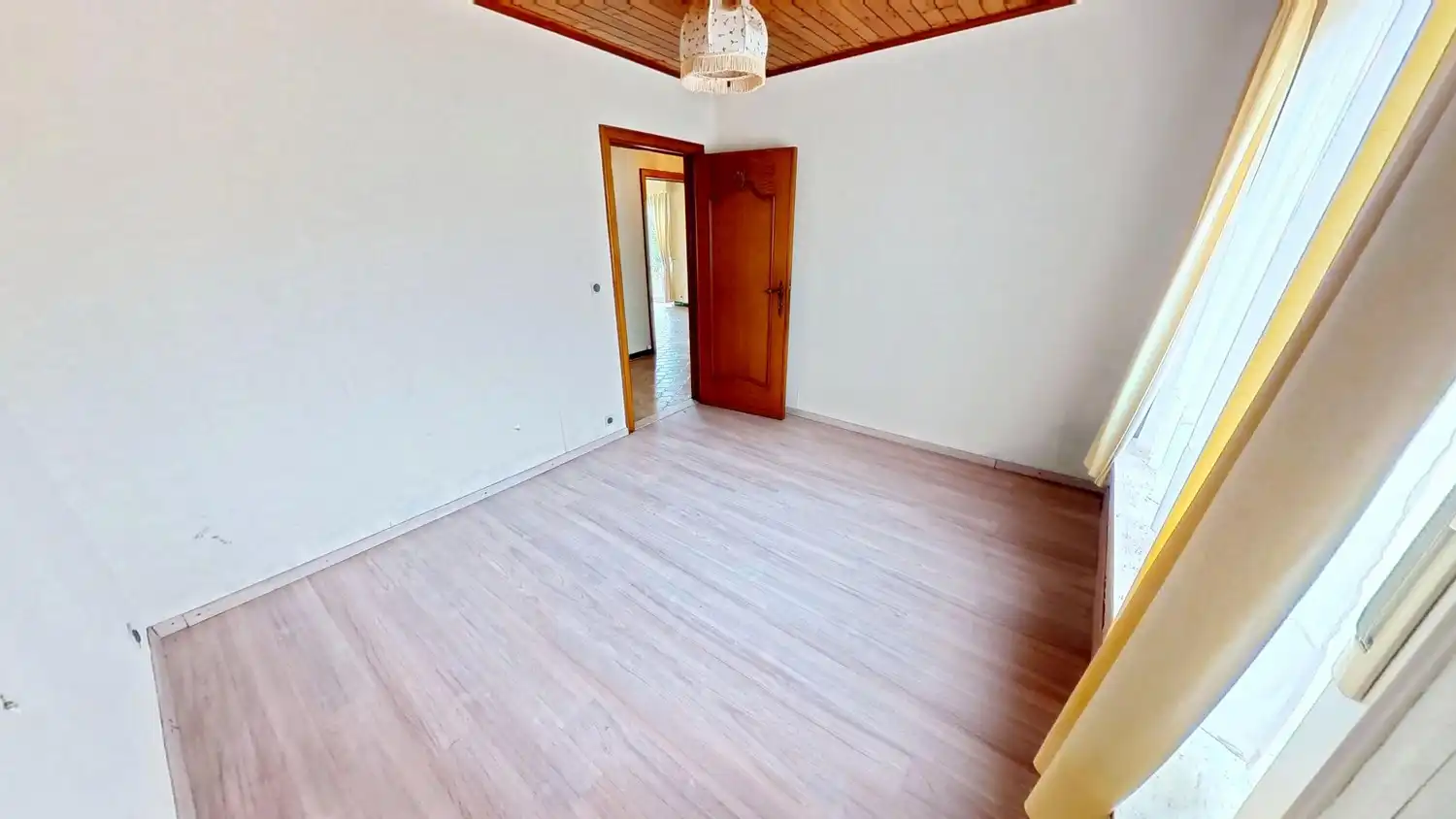 Centraal gelegen woning met veel potentieel op mooi perceel! foto 9