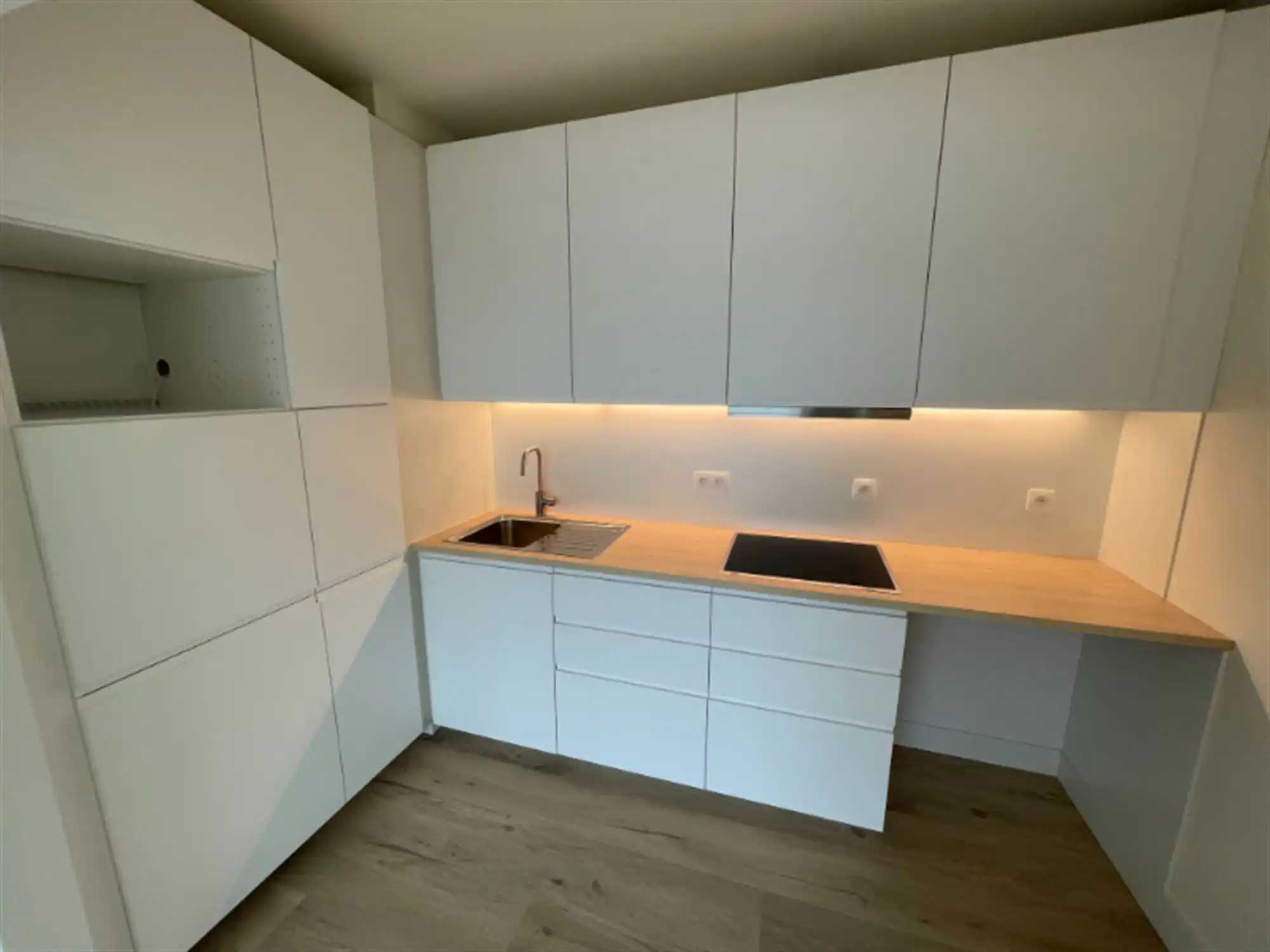 Modern appartement met terras foto {{pictureIndex}}