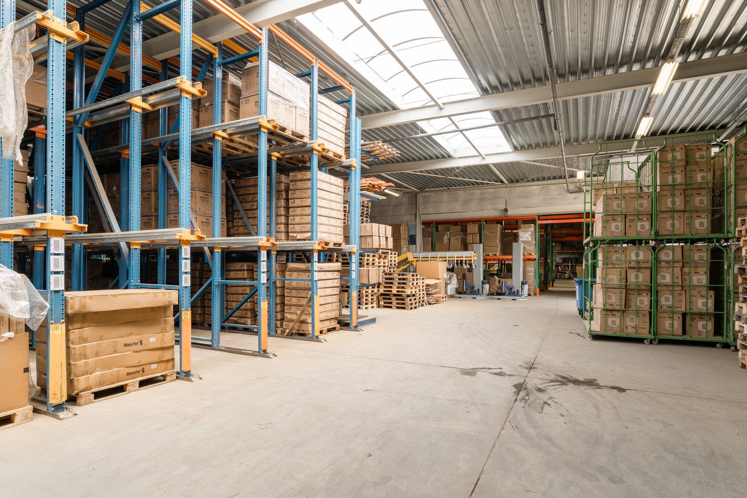 RUIM MULTIFUNTIONEEL BEDRIJFSPAND MET KANTORENCOMPLEX foto 14