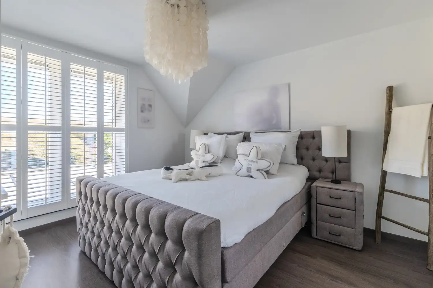 Stijlvolle, instapklare woning met vier slaapkamers, twee badkamers en verwarmd zwembad te koop in Lanaken foto 22