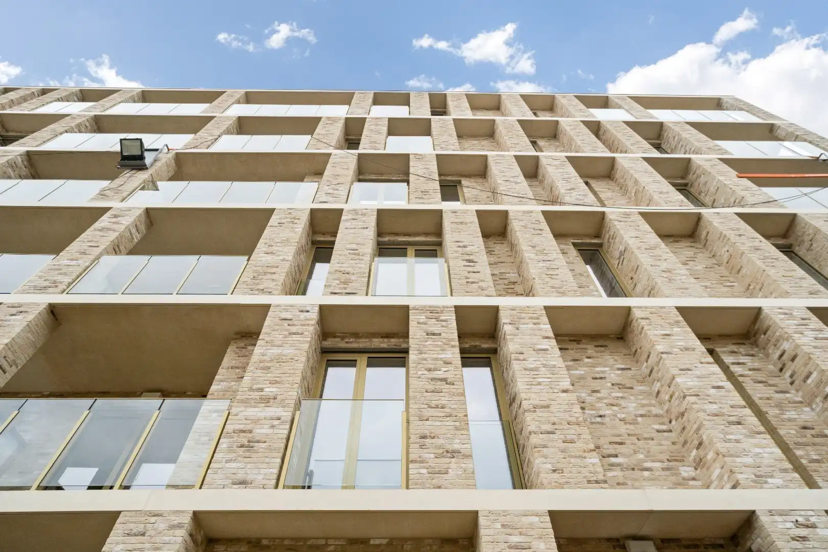 Ruim en energiezuinig 2-slaapkamerappartement met twee terrassen in centrum Ieper! foto 2